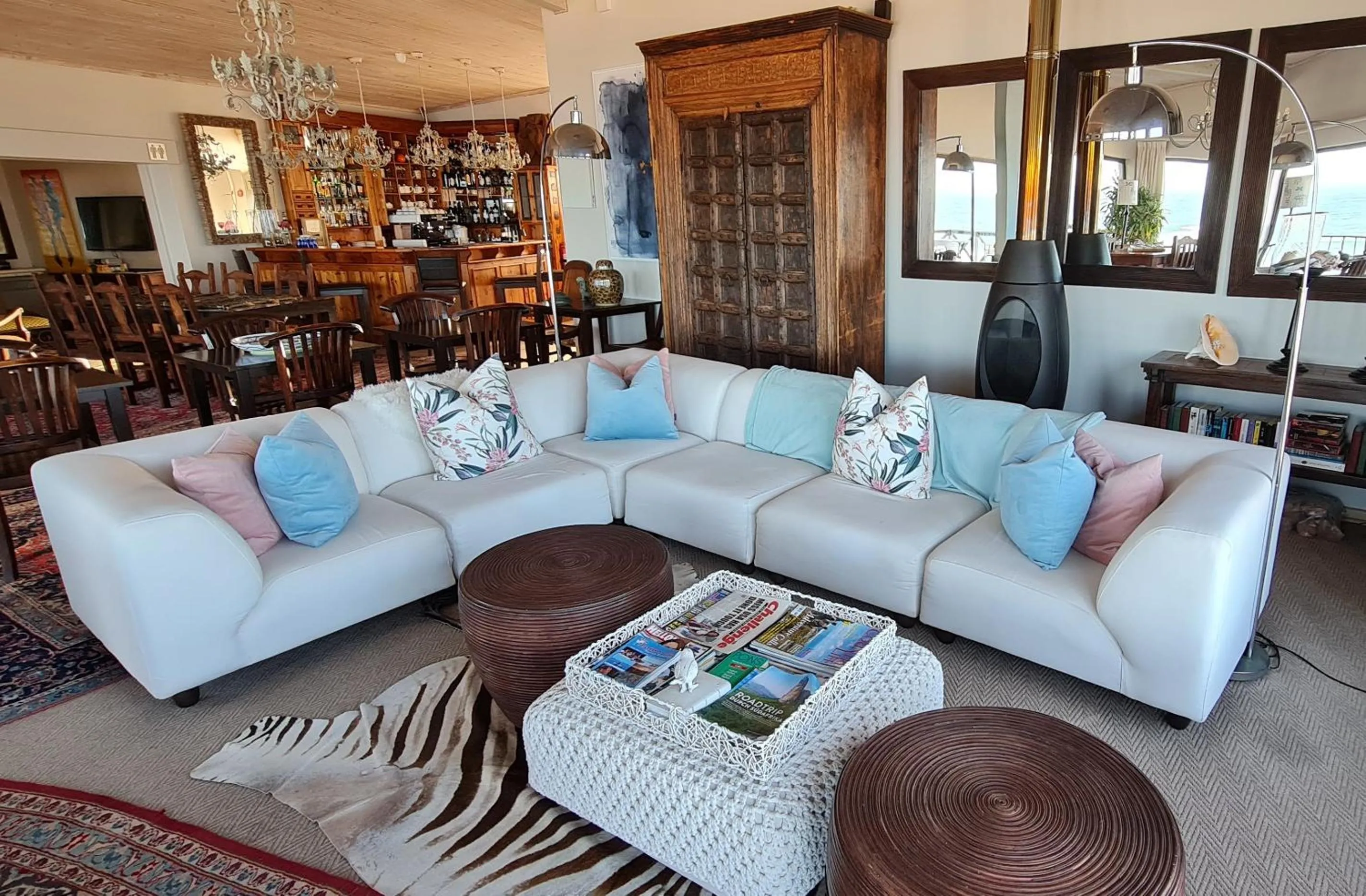 Lounge or bar in On the Beach Guesthouse Jeffreys Bay