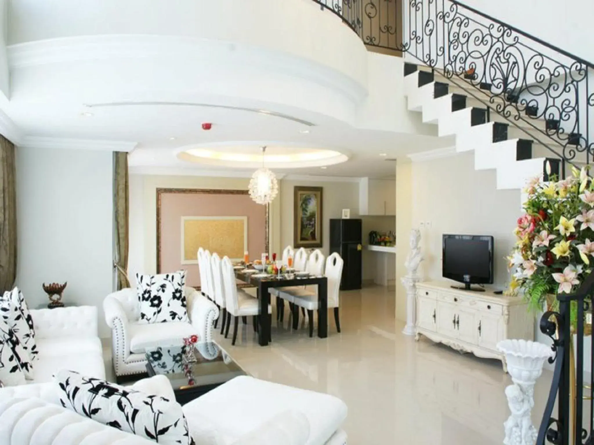 Photo of the whole room in LK Legend Photo of the whole room in LK Legend