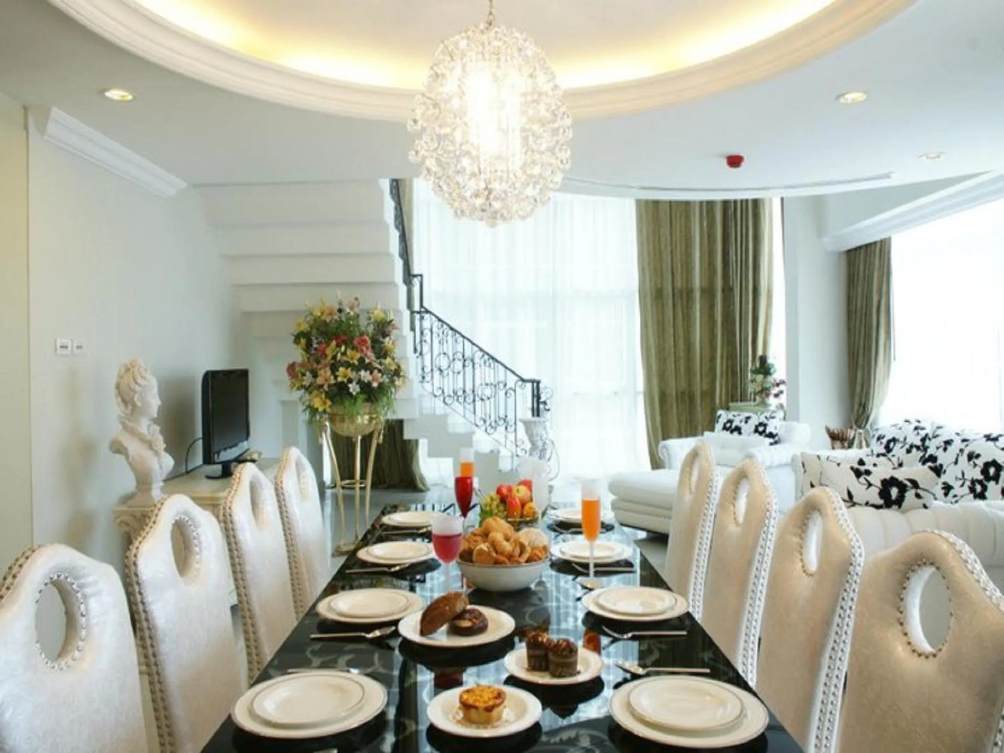 Restaurant/places to eat in LK Legend