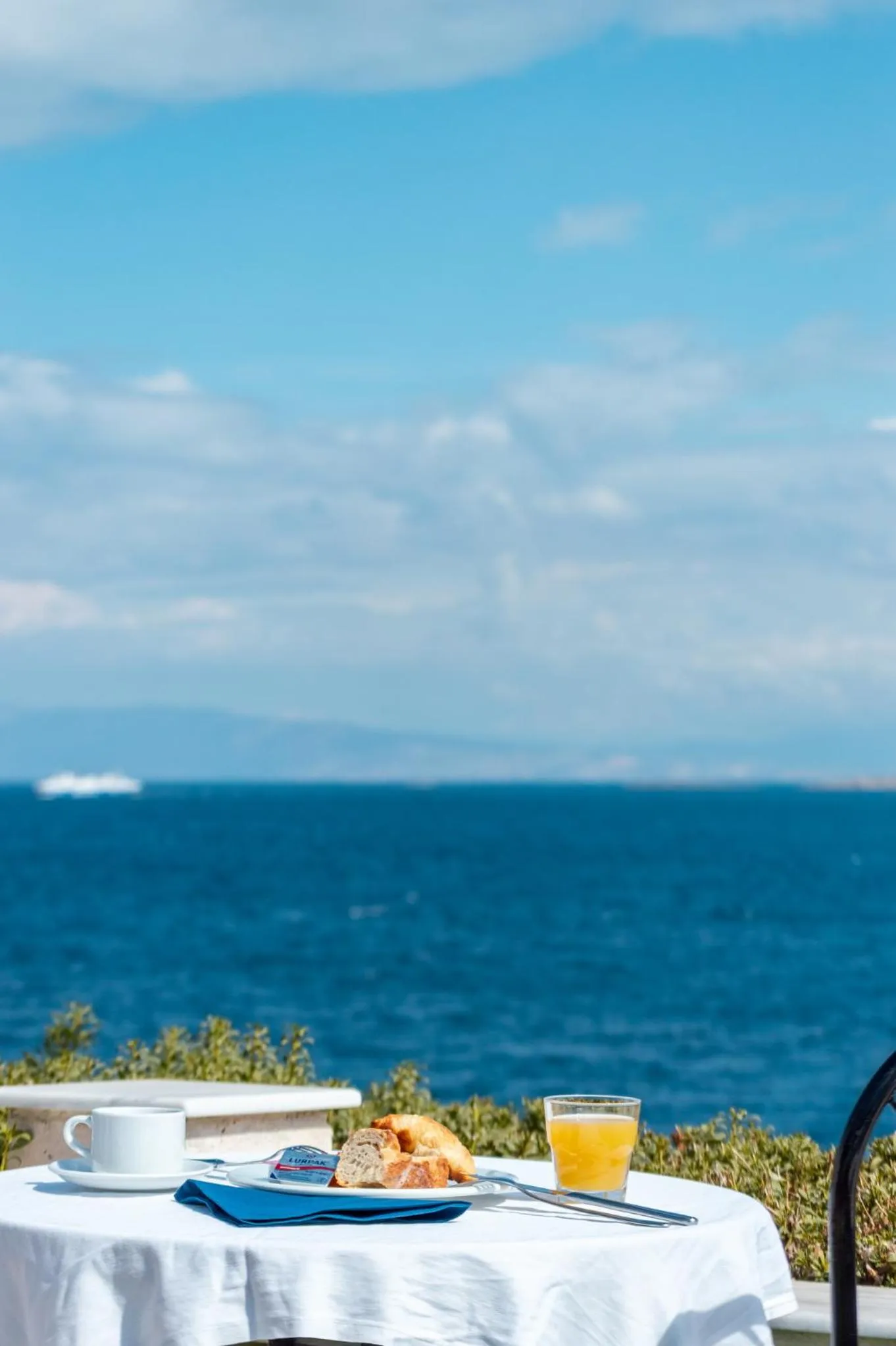 Breakfast in Mistral