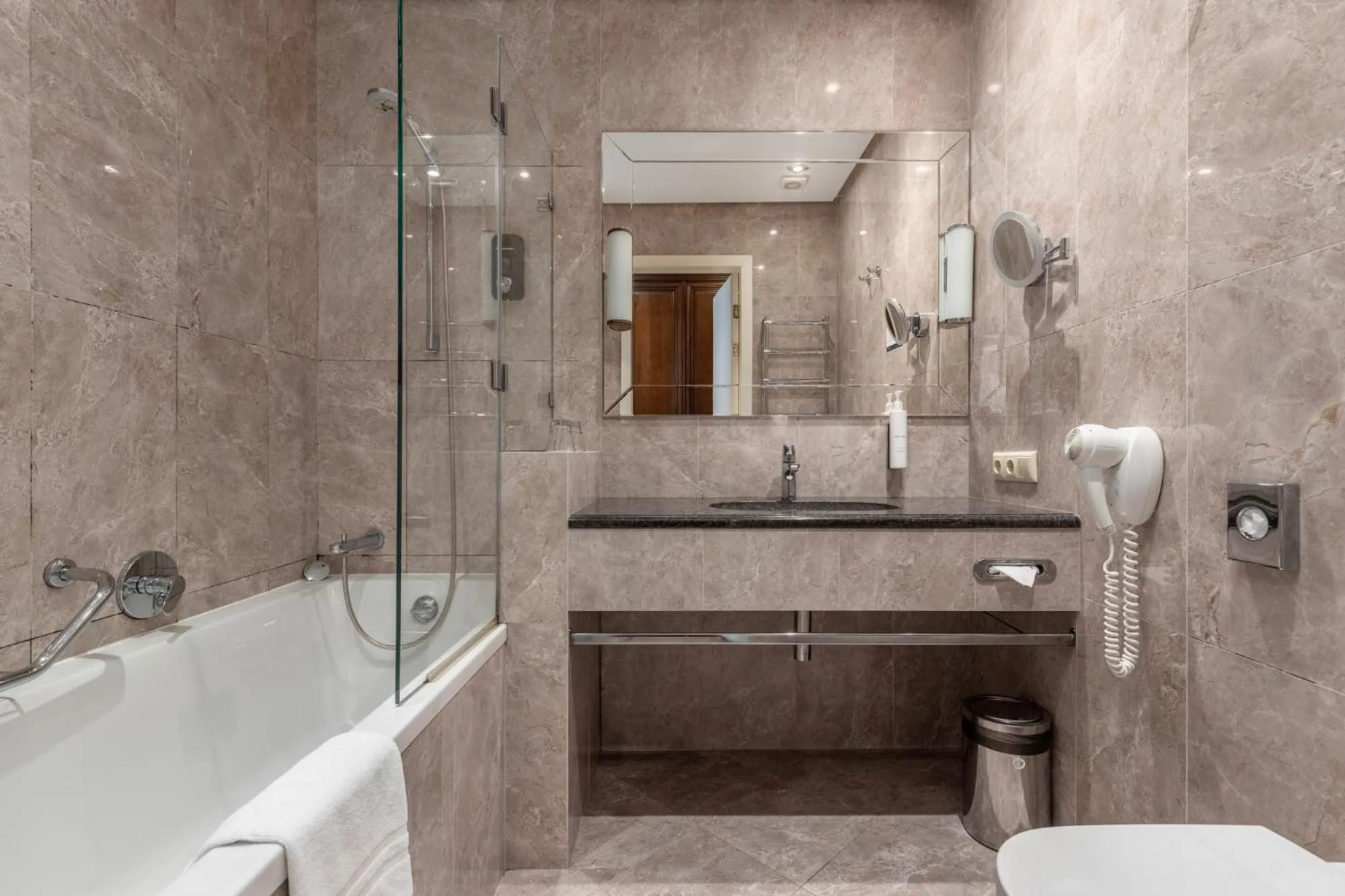 Toilet in Rixwell Gertrude Hotel