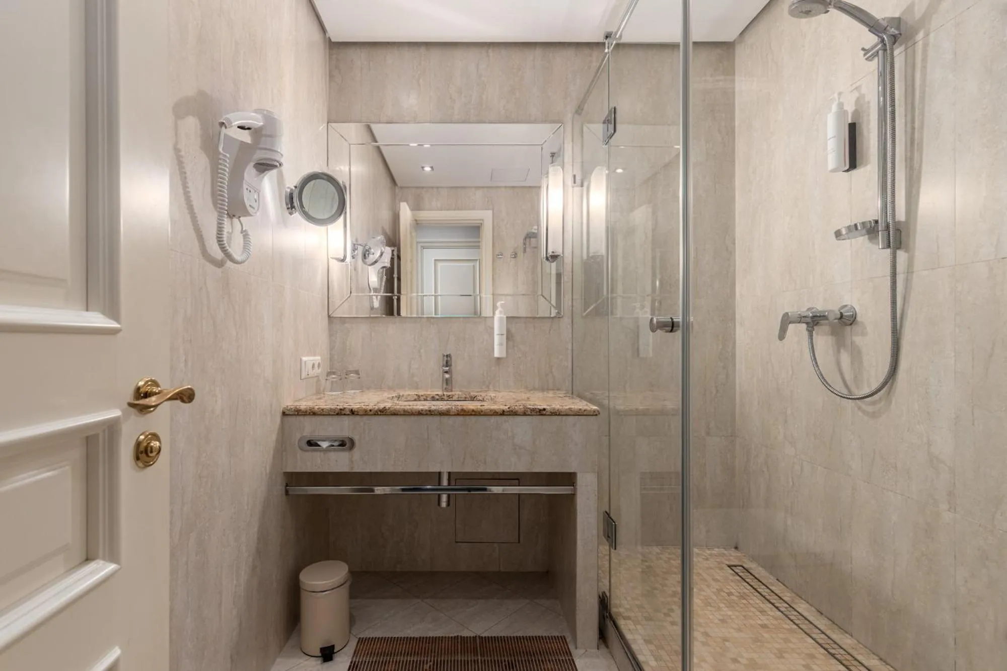 Shower in Rixwell Gertrude Hotel