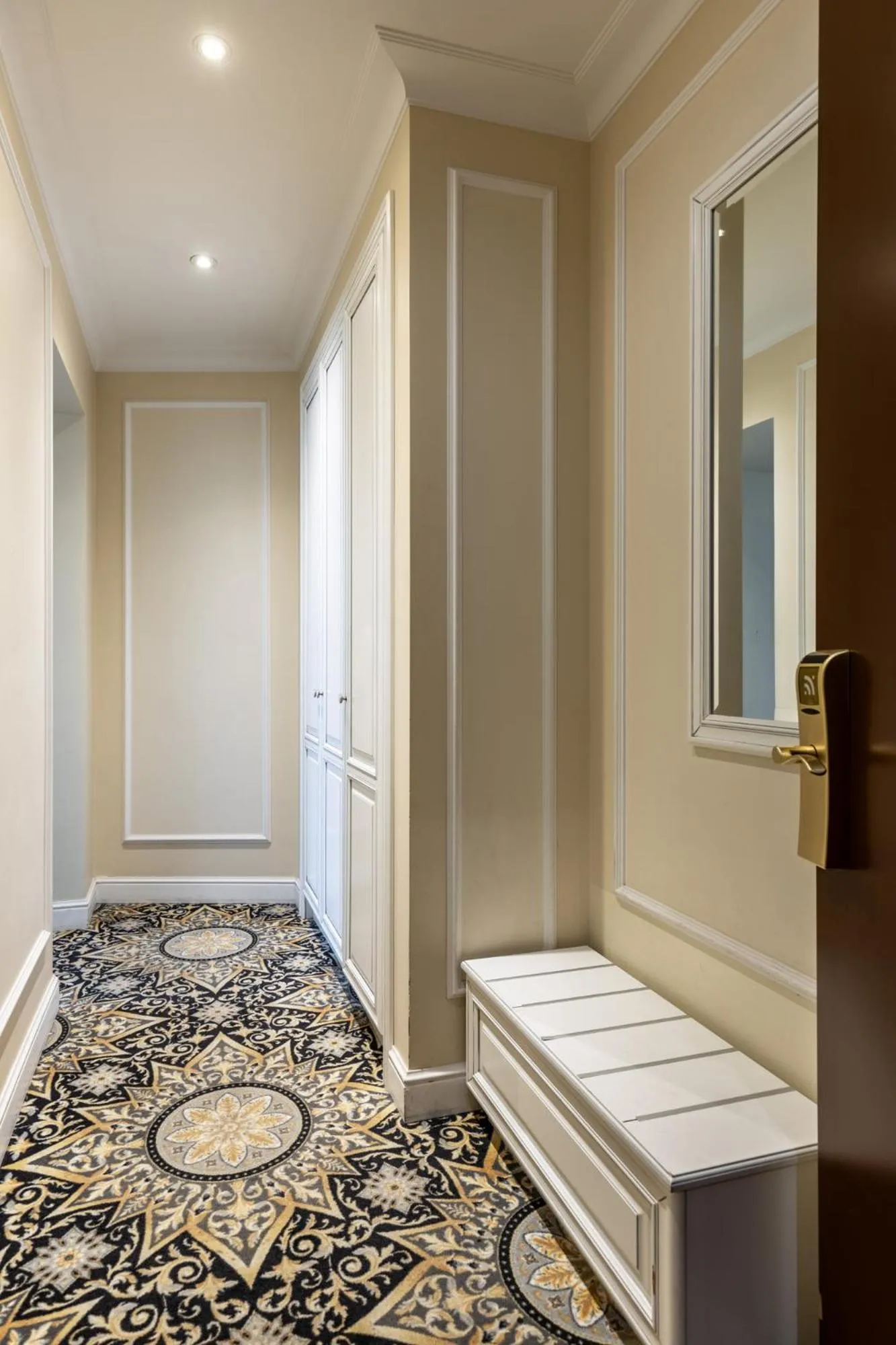 wardrobe, Bed in Rixwell Gertrude Hotel