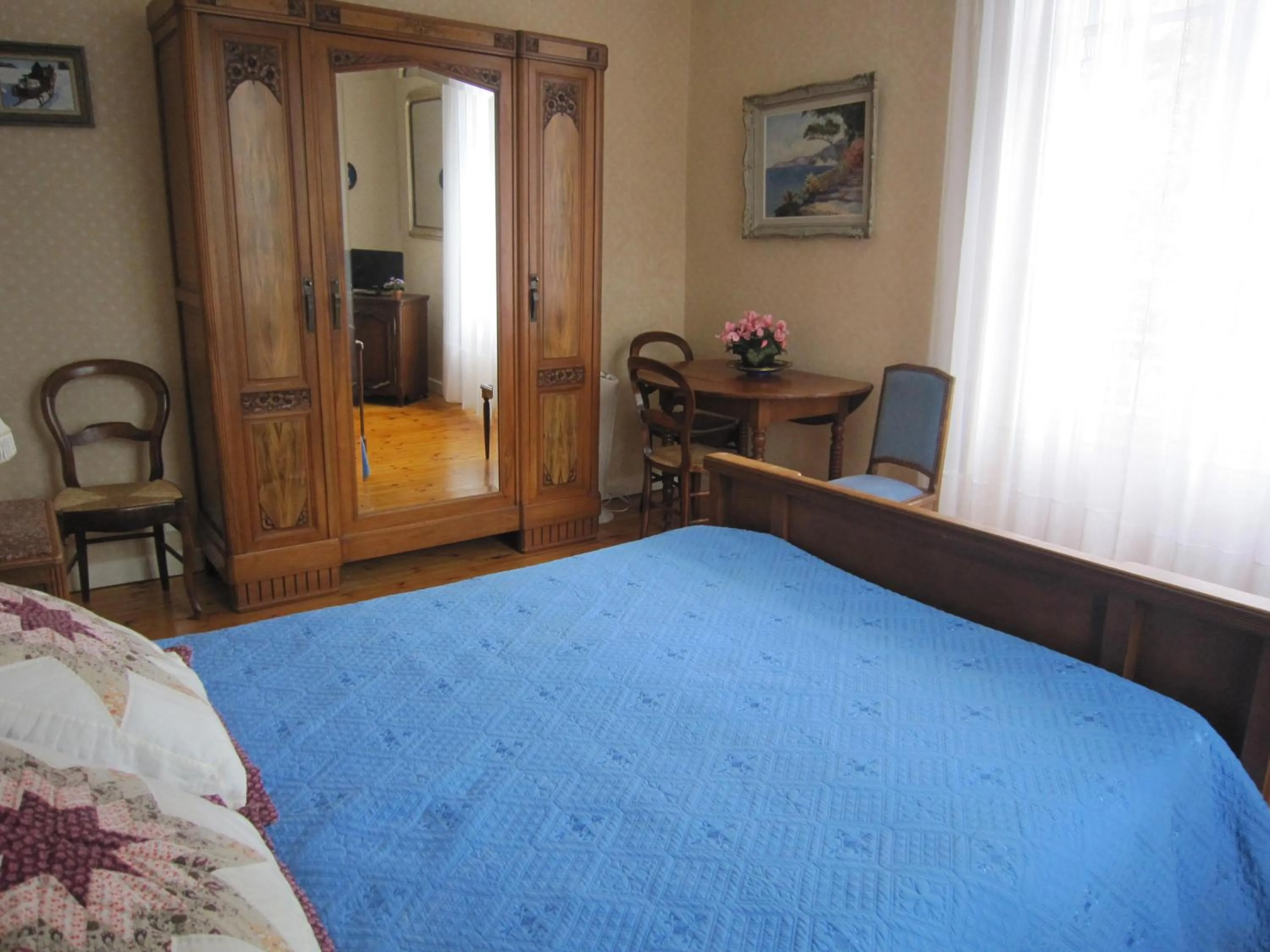 Property building, Bed in La Maison de Mireille