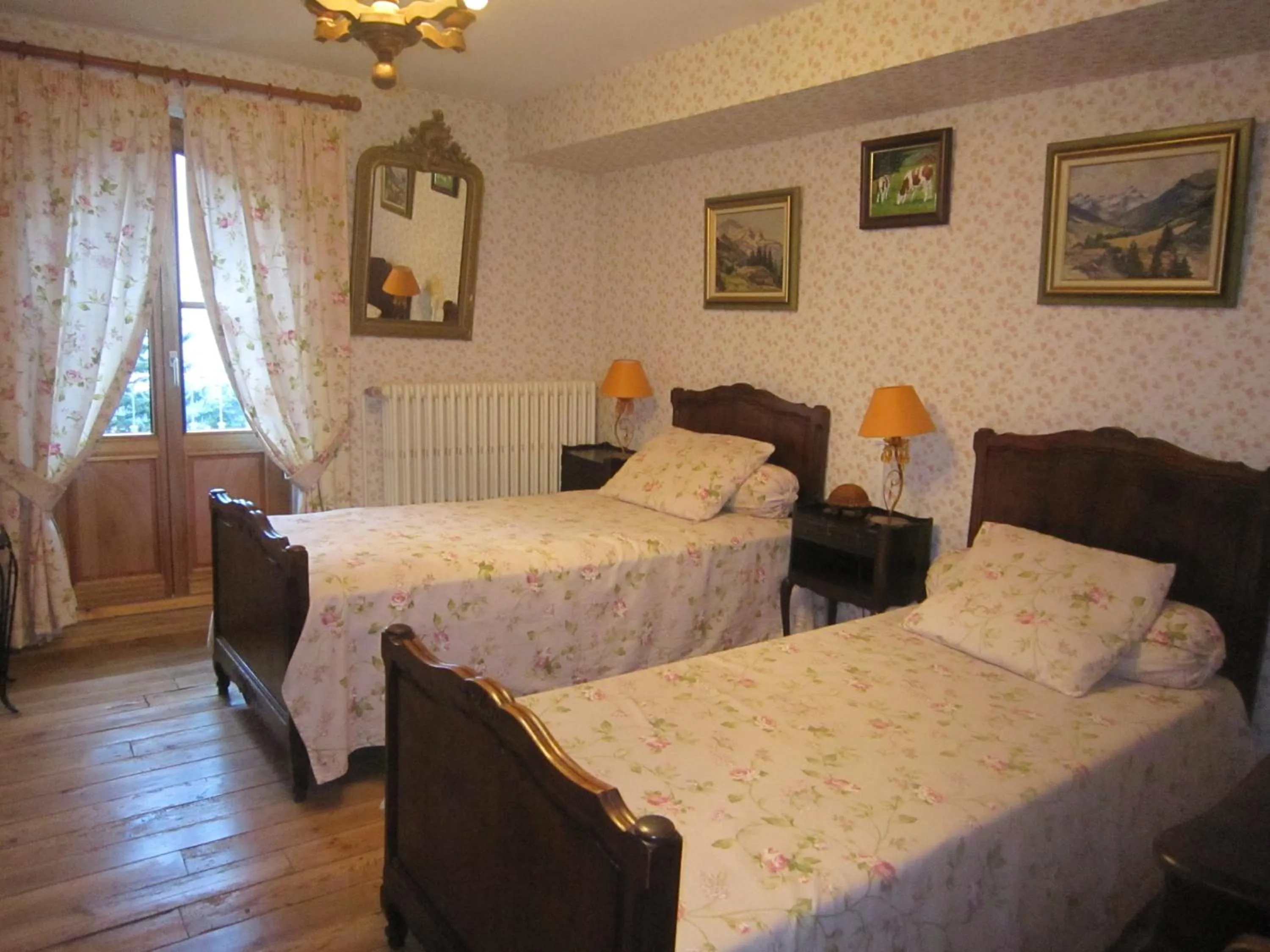 Property building, Bed in La Maison de Mireille