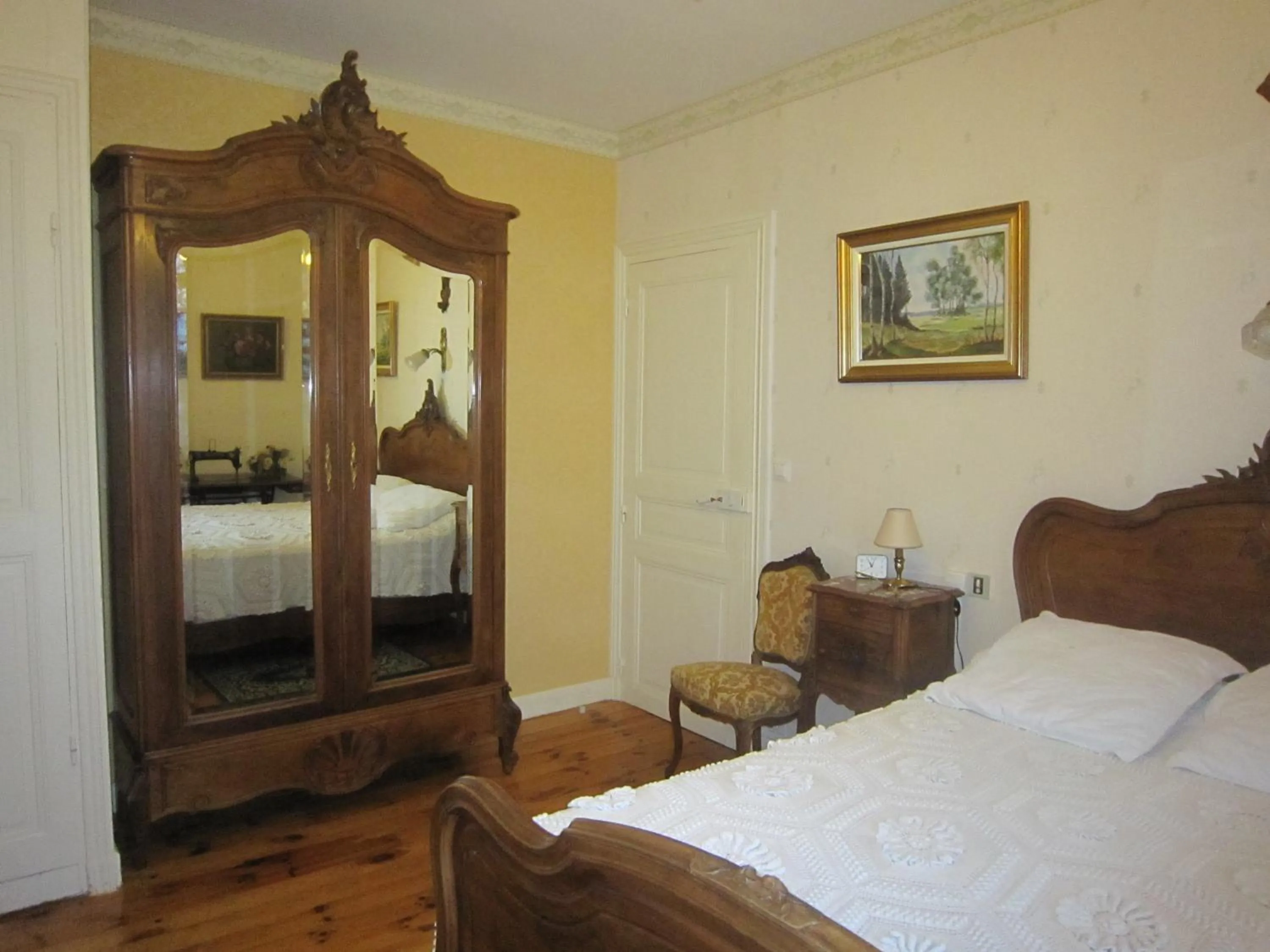 Property building, Bed in La Maison de Mireille