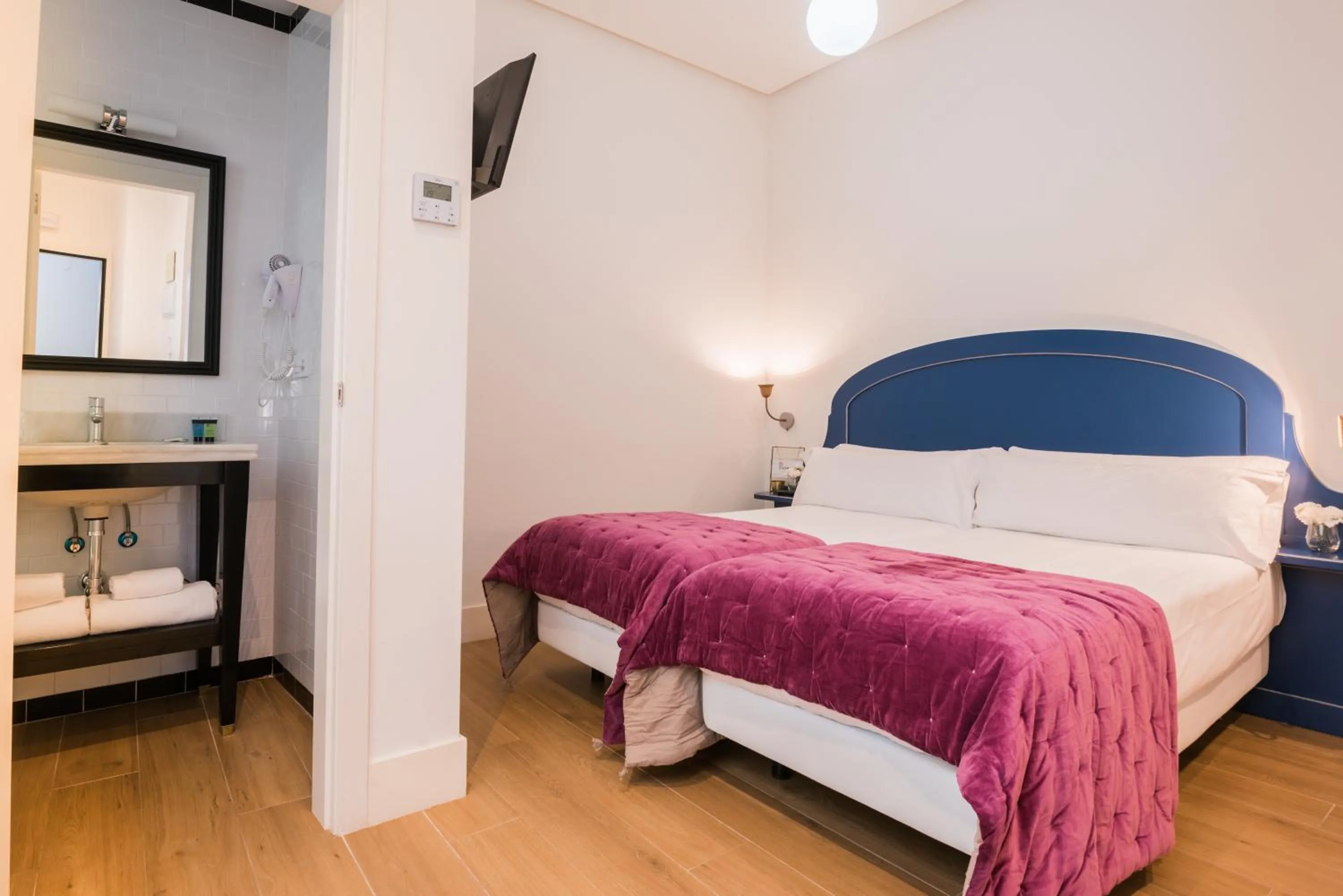 Photo of the whole room, Bed in nüa cicerone