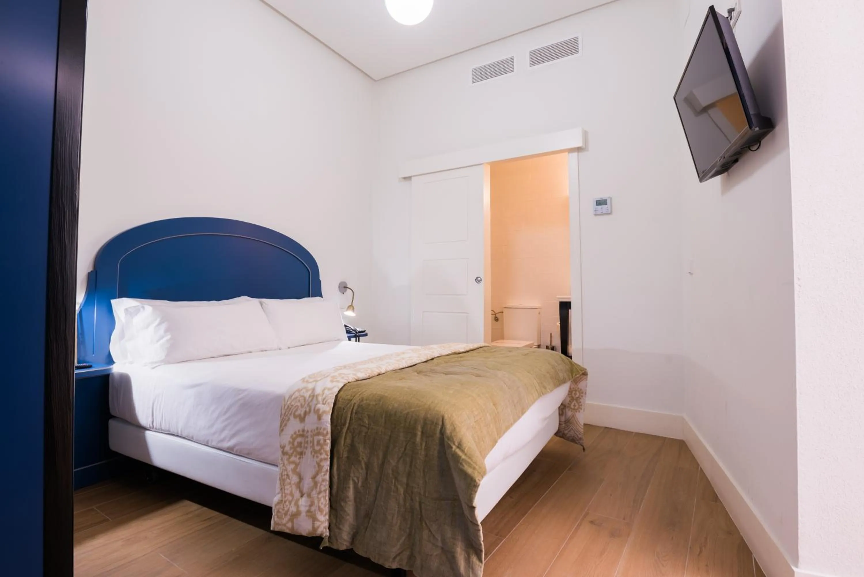 Photo of the whole room, Bed in nüa cicerone