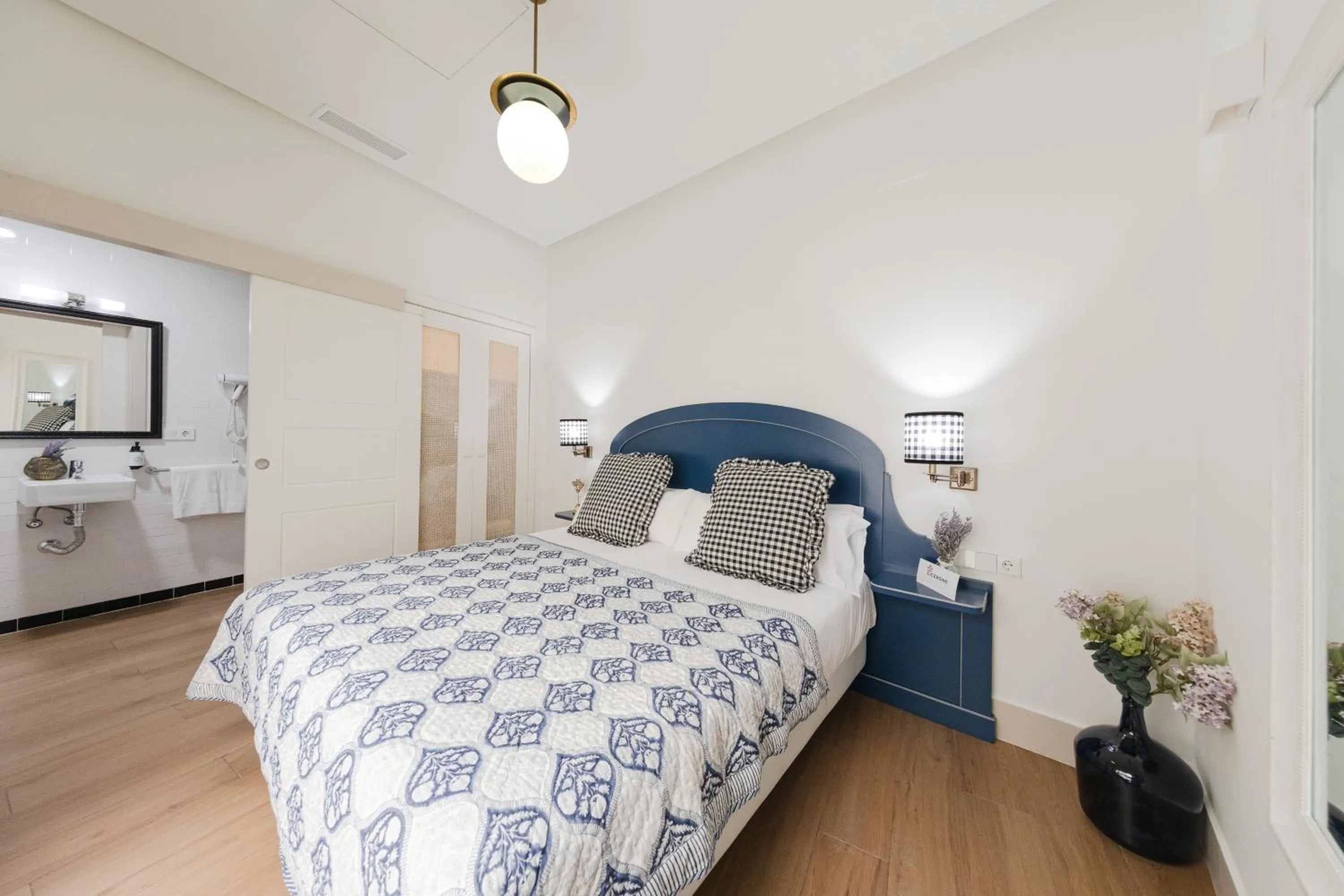 Photo of the whole room, Bed in nüa cicerone