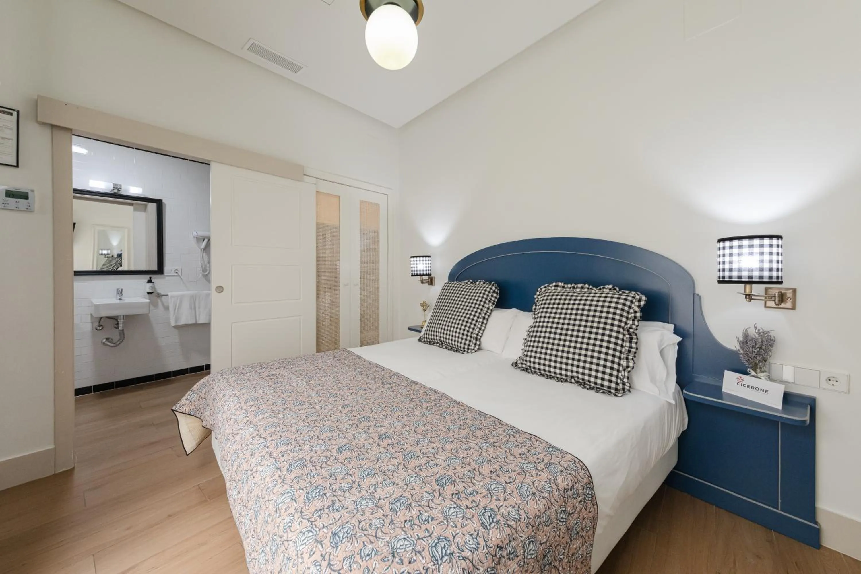 Photo of the whole room, Bed in nüa cicerone