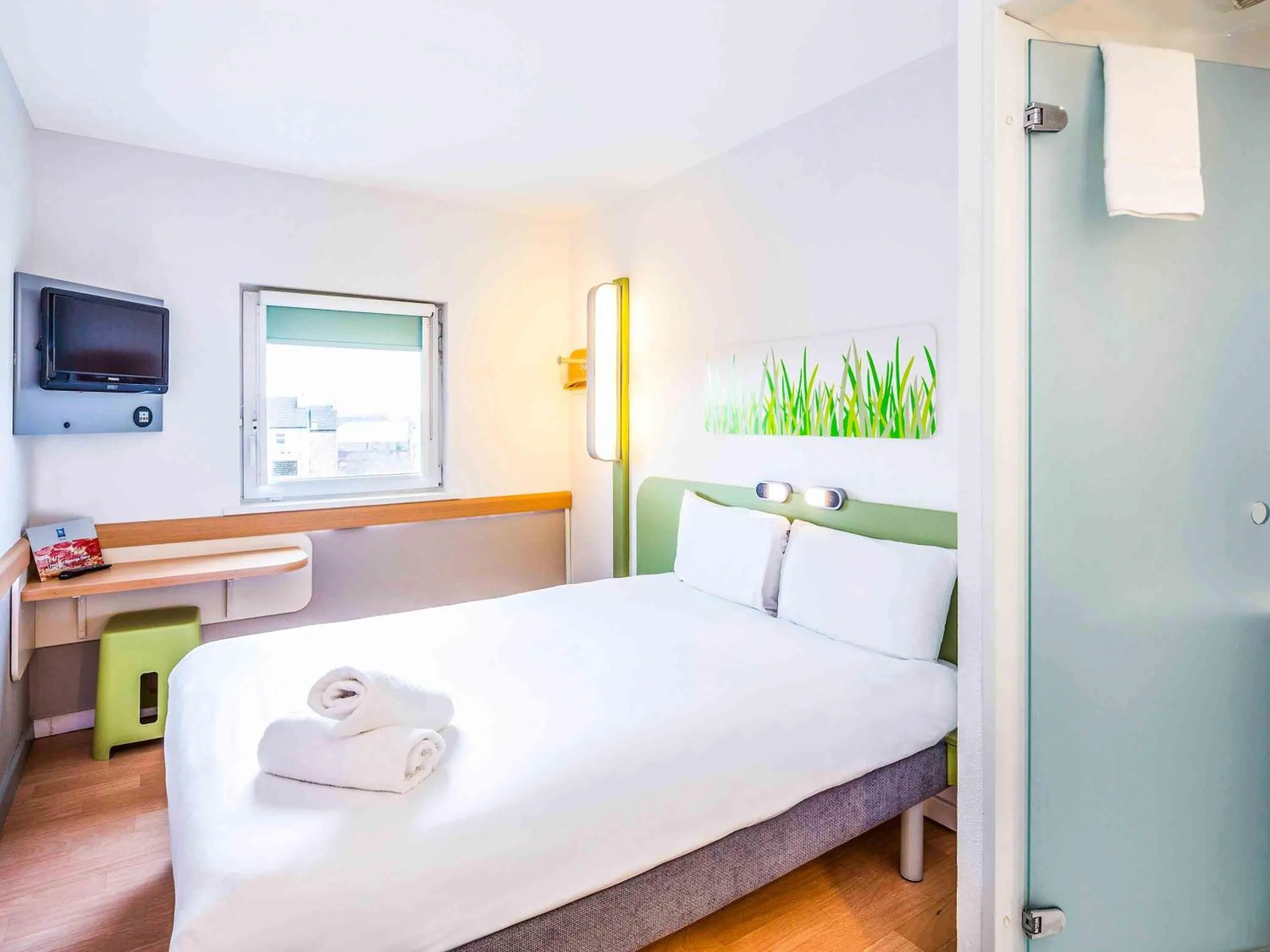 Bedroom, Bed in ibis budget Glasgow