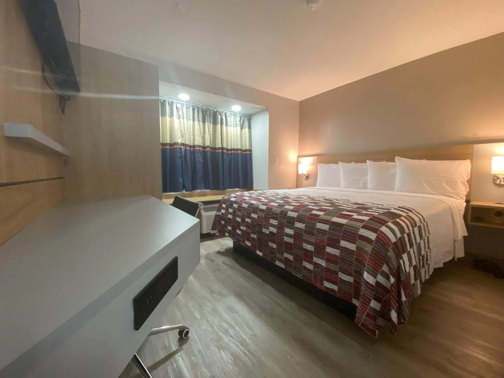 Photo of the whole room, Bed in Red Roof Inn Winston-Salem