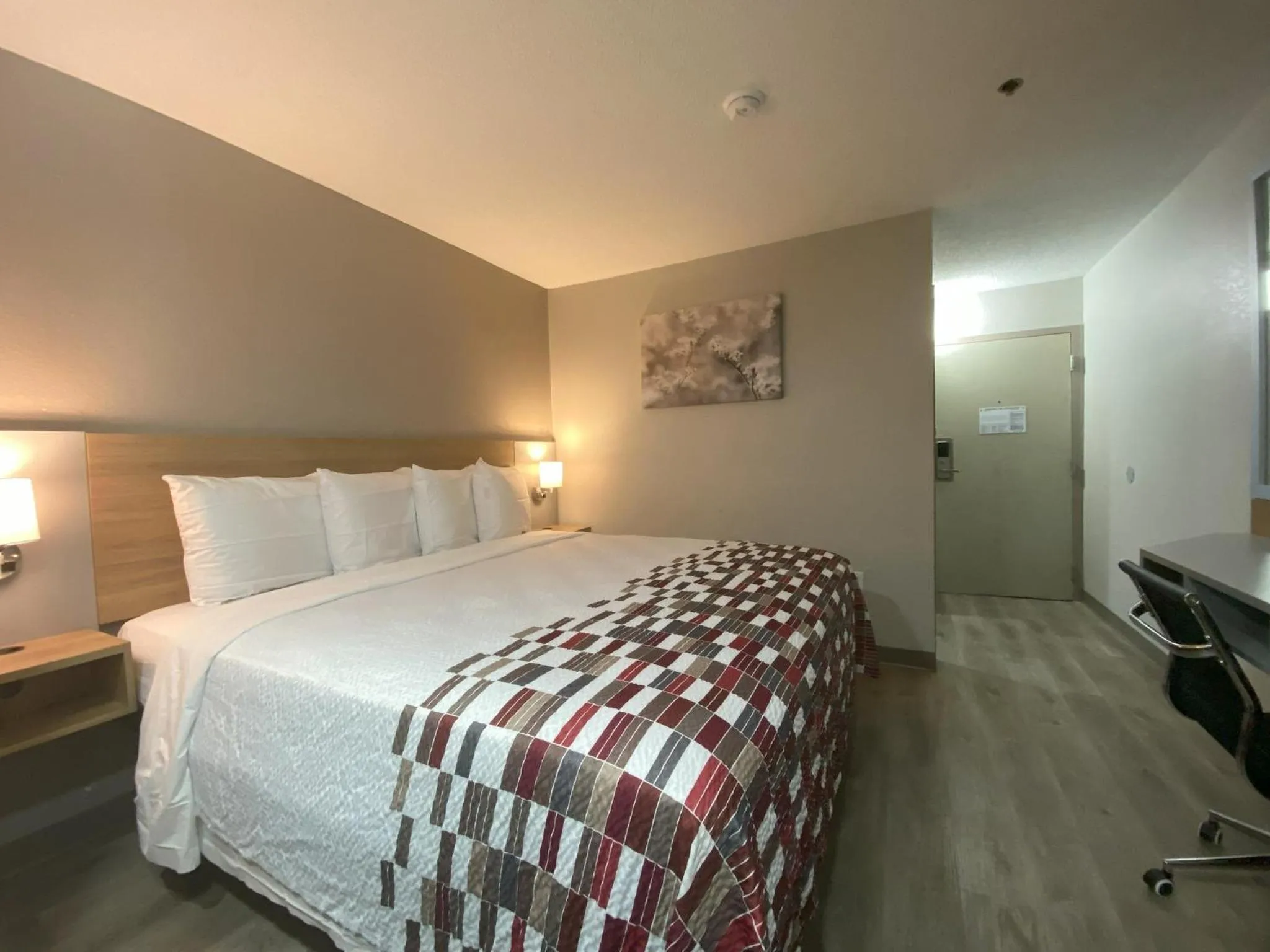 Photo of the whole room, Bed in Red Roof Inn Winston-Salem