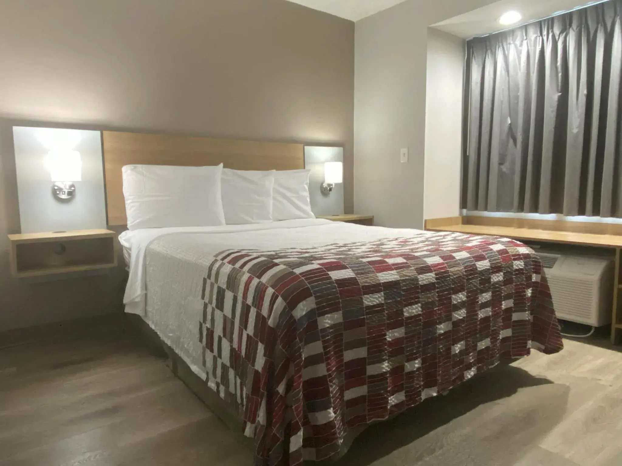 Photo of the whole room, Bed in Red Roof Inn Winston-Salem Photo of the whole room, Bed in Red Roof Inn Winston-Salem