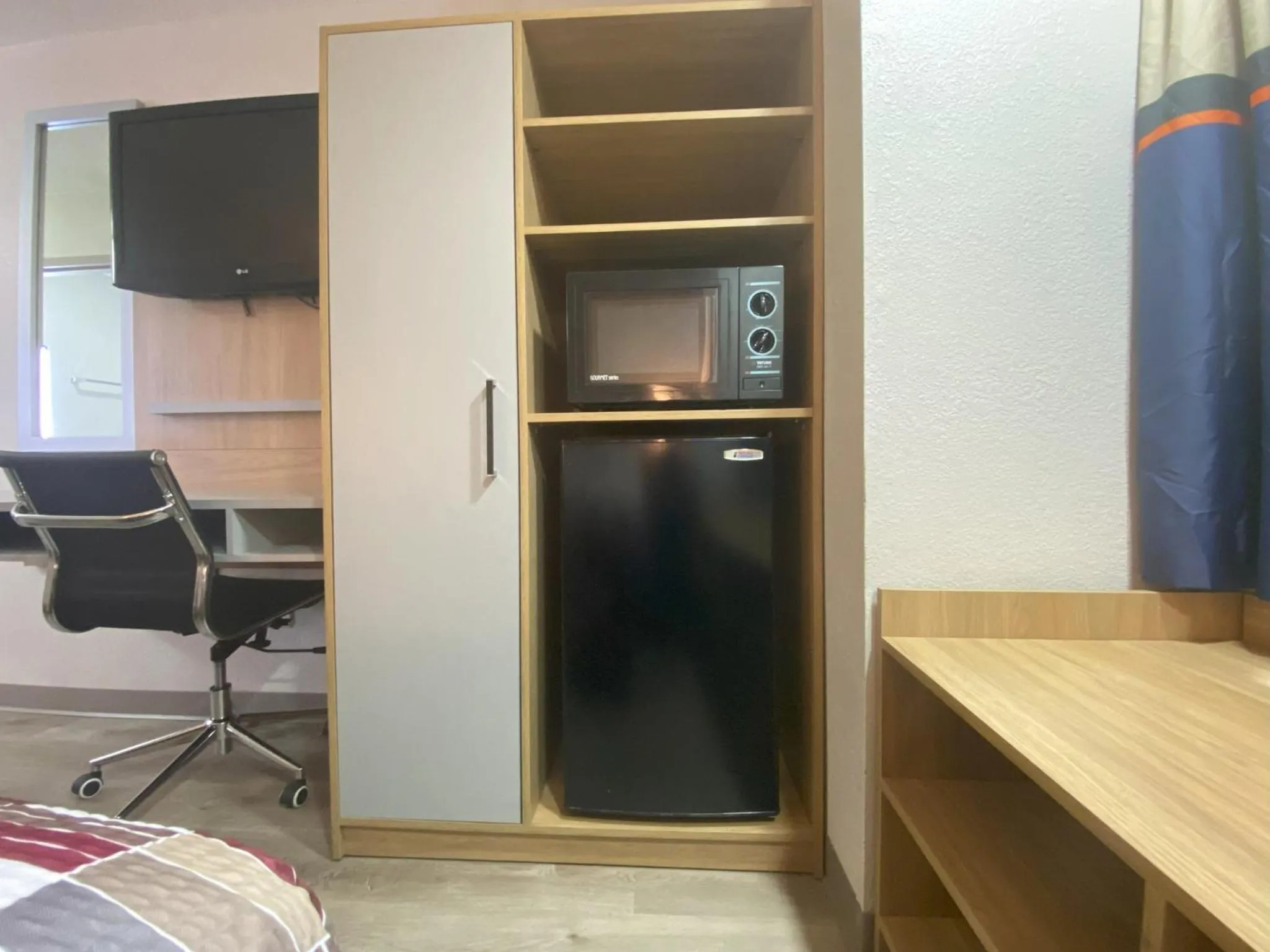 Bedroom in Red Roof Inn Winston-Salem