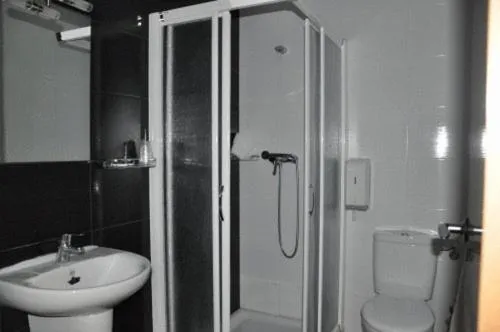 Bathroom in Hotel HM Alfaro