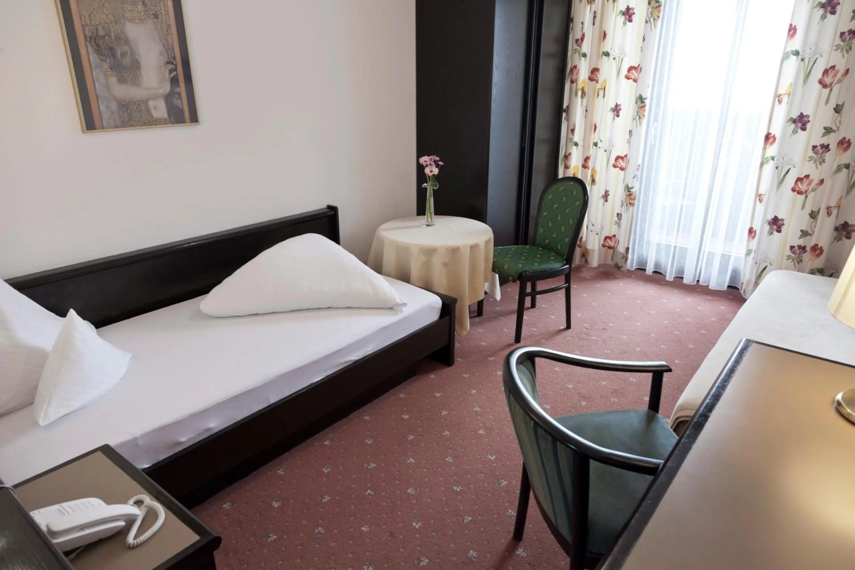 Photo of the whole room, Bed in Hotel Neue Burg