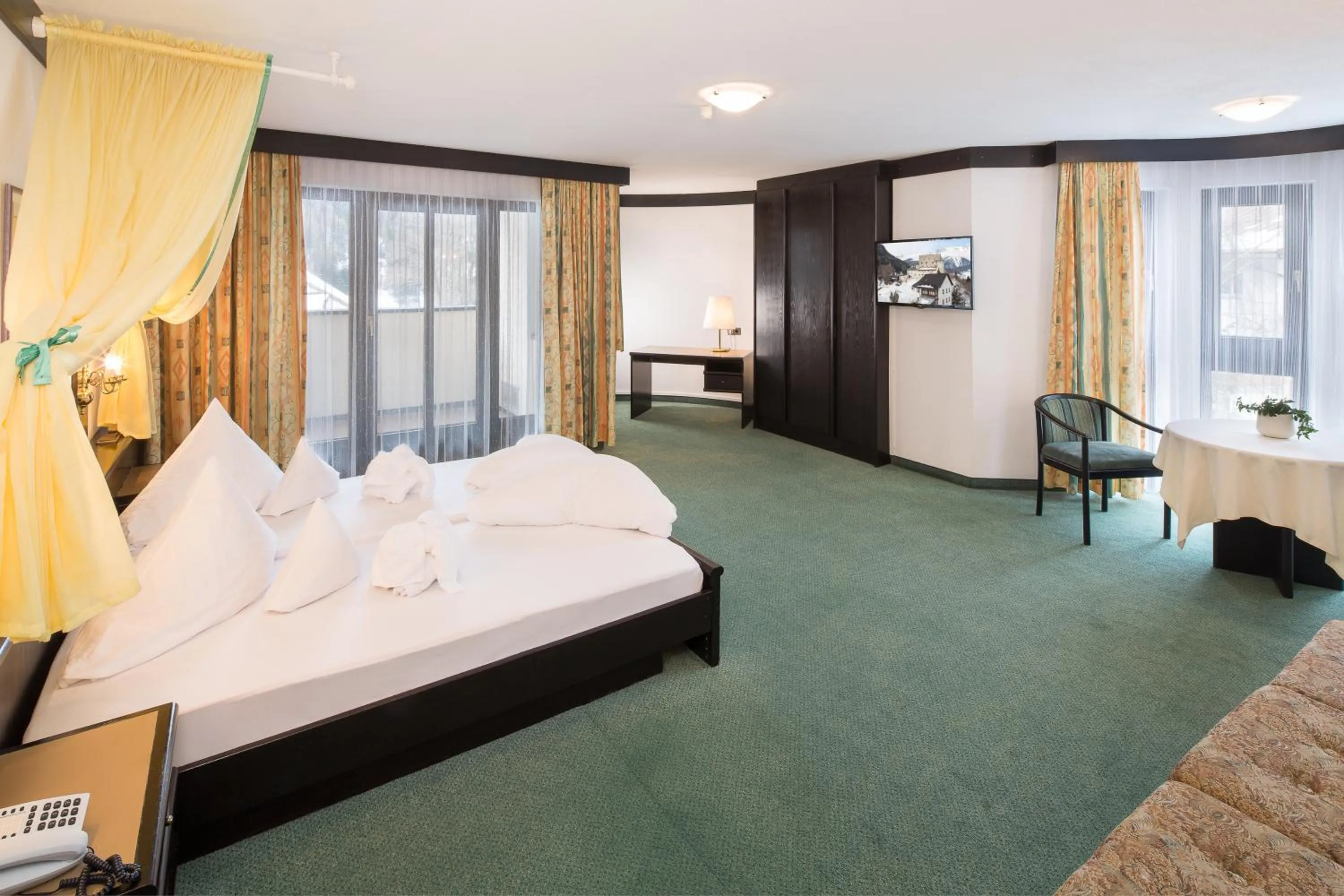 Photo of the whole room, Bed in Hotel Neue Burg