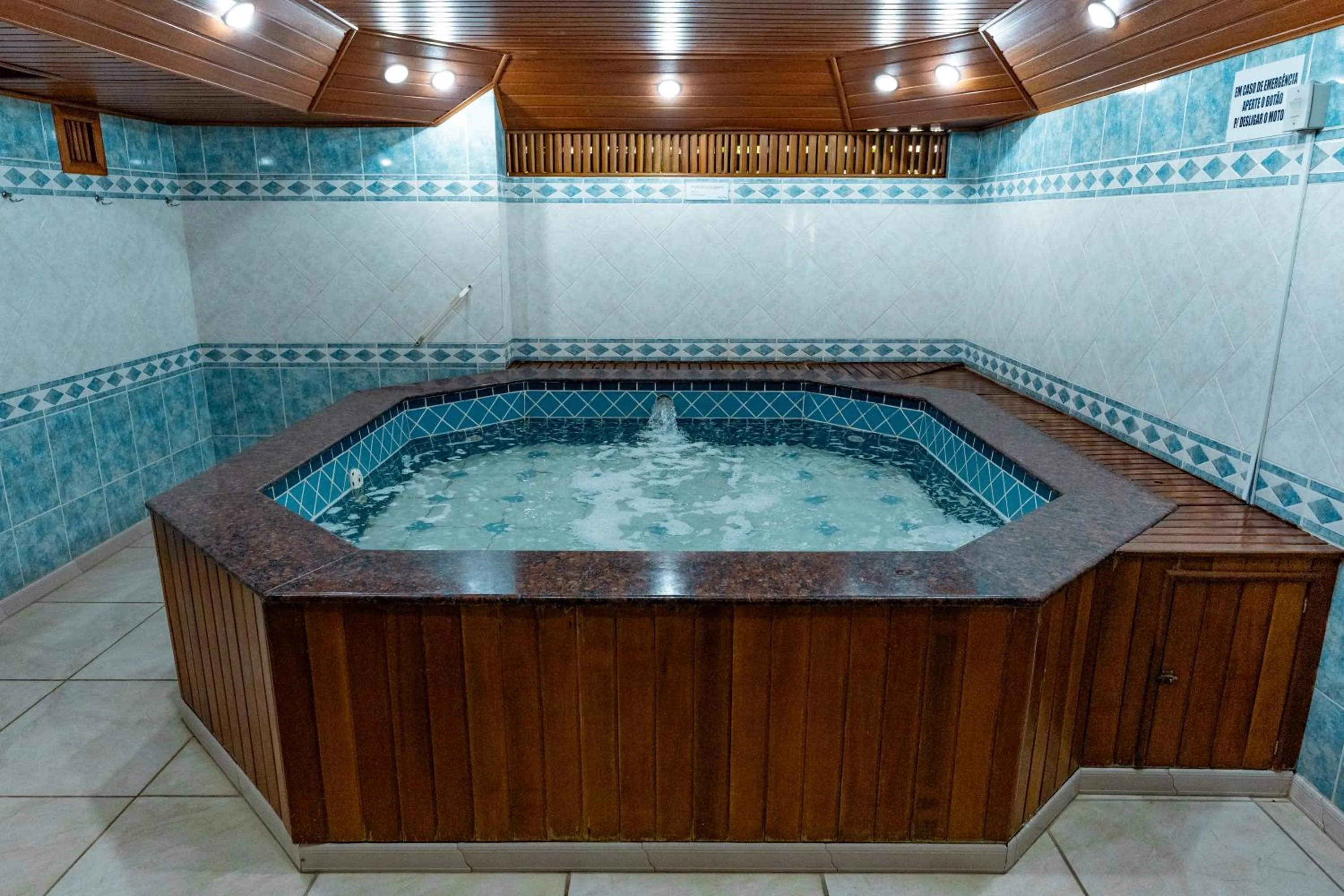 Hot Tub in HANNA San Diego Apart Hotel