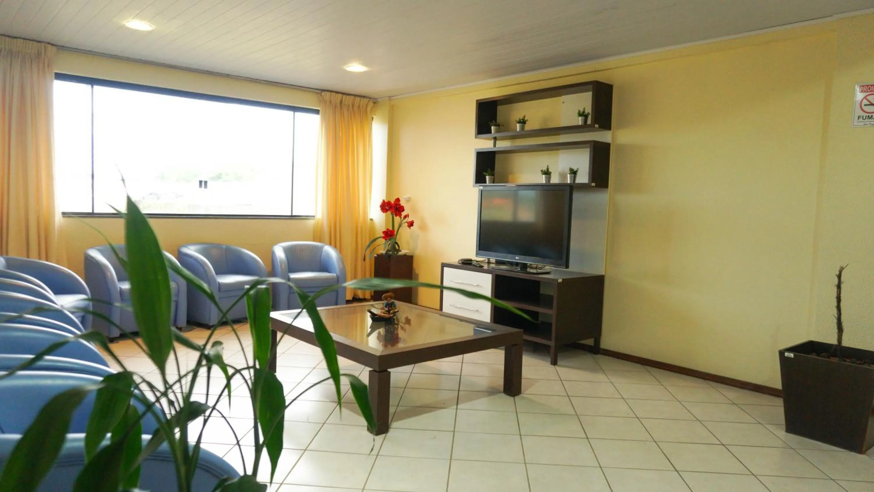 Communal lounge/ TV room in HANNA San Diego Apart Hotel