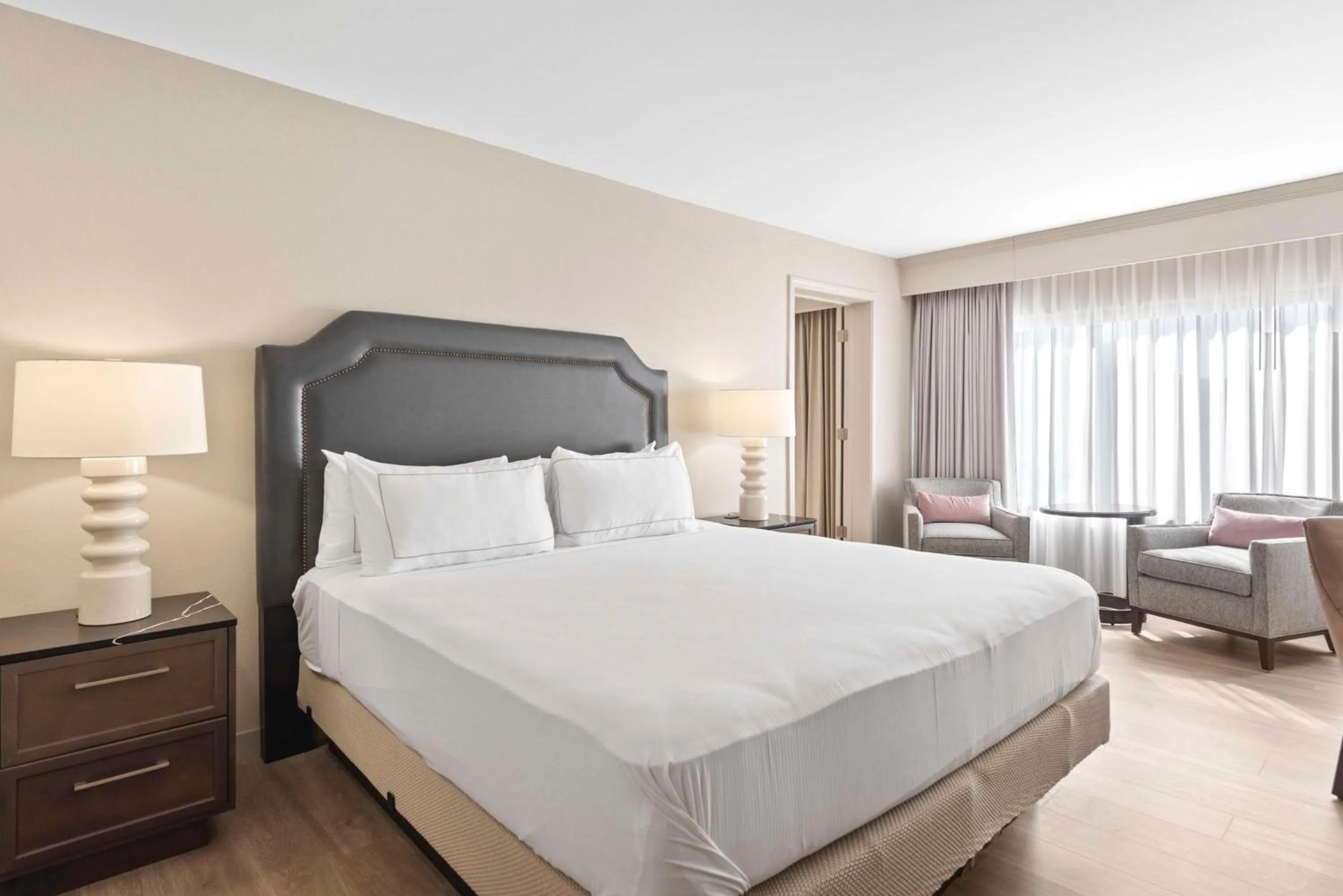 Living room, Bed in DoubleTree by Hilton Columbus