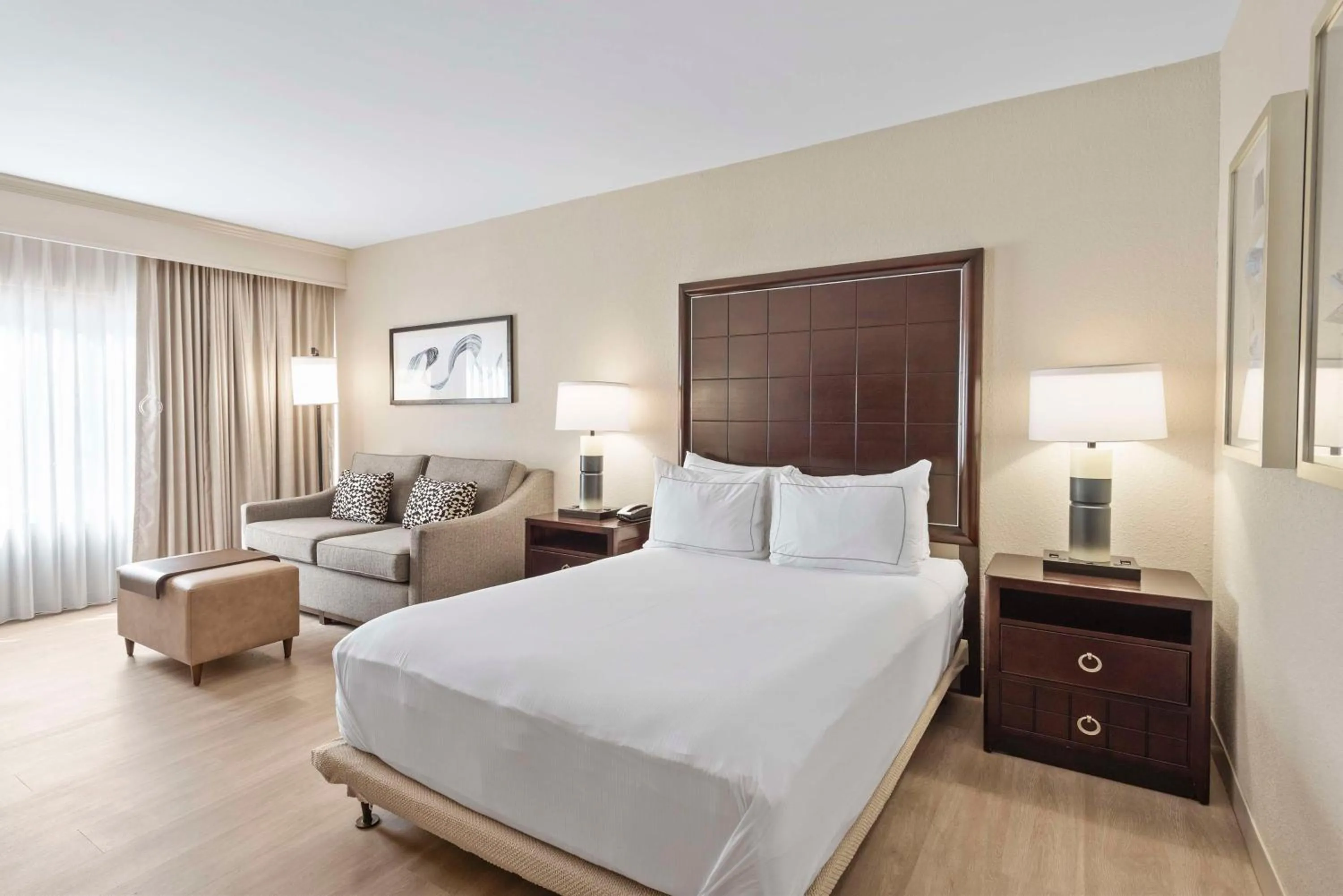 Living room, Bed in DoubleTree by Hilton Columbus