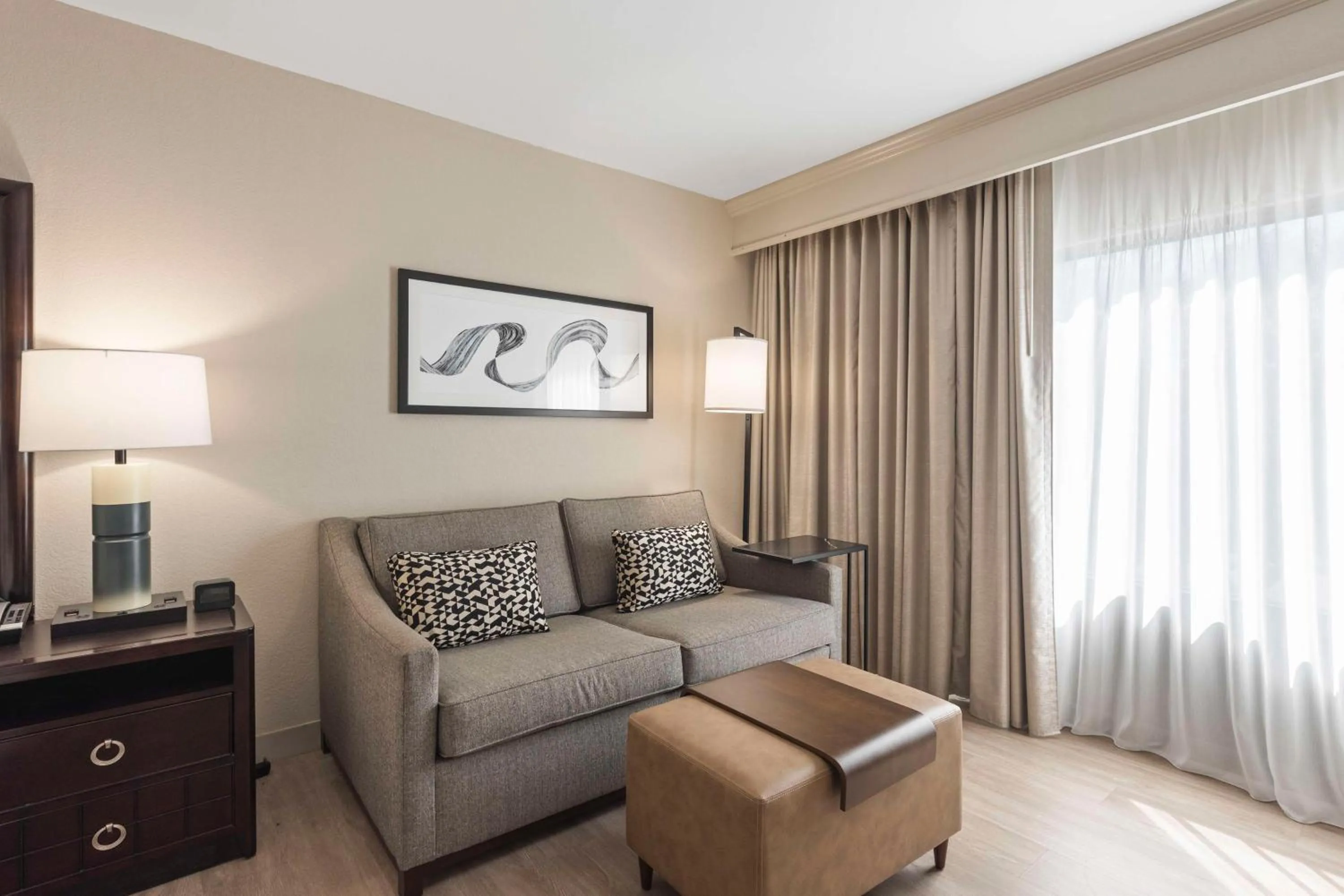 Living room in DoubleTree by Hilton Columbus