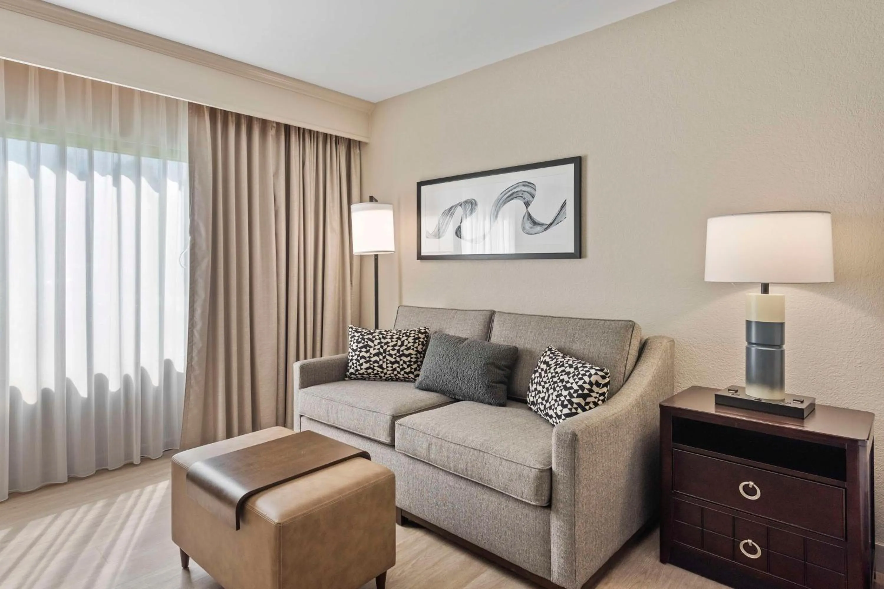 Living room in DoubleTree by Hilton Columbus