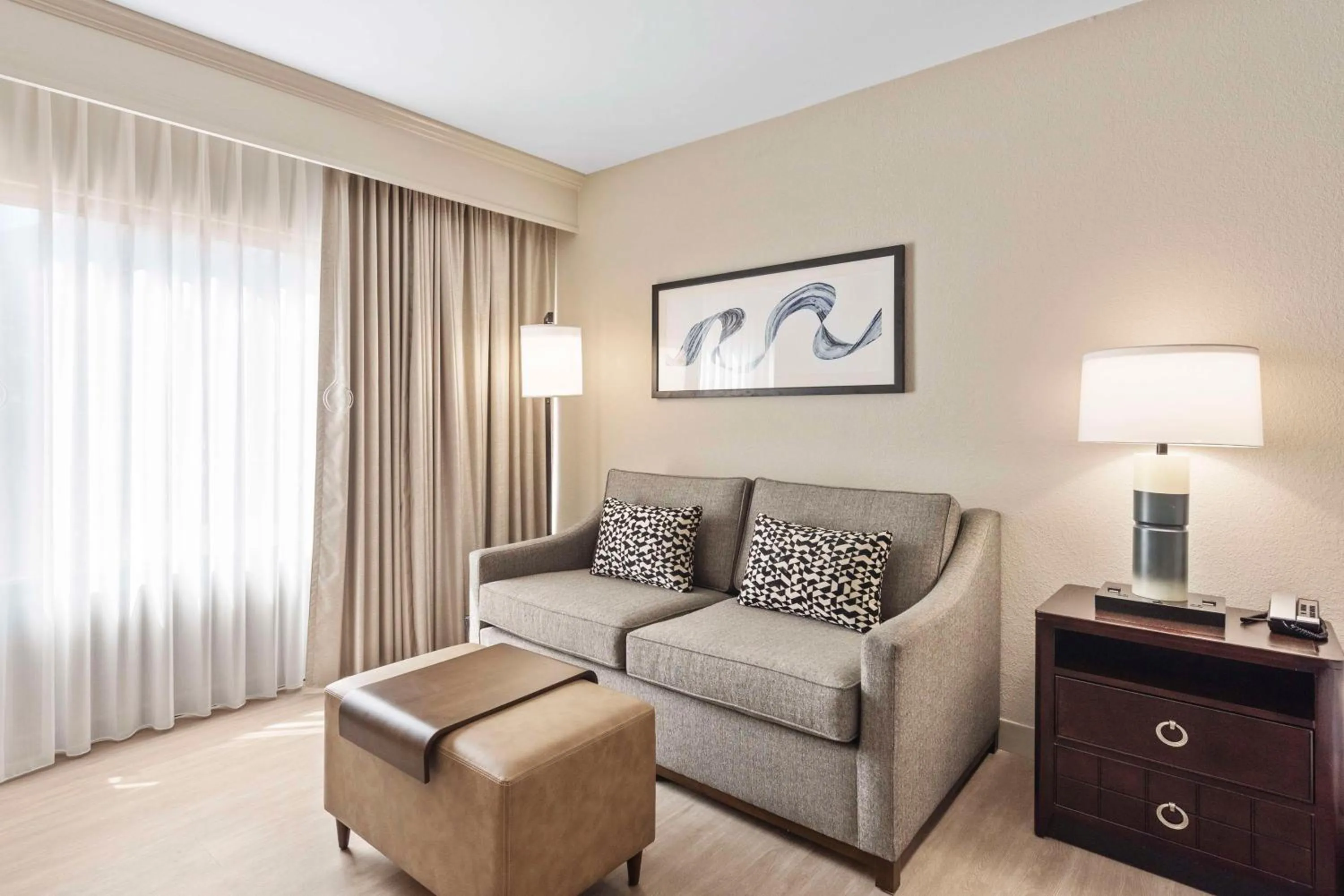 Living room in DoubleTree by Hilton Columbus