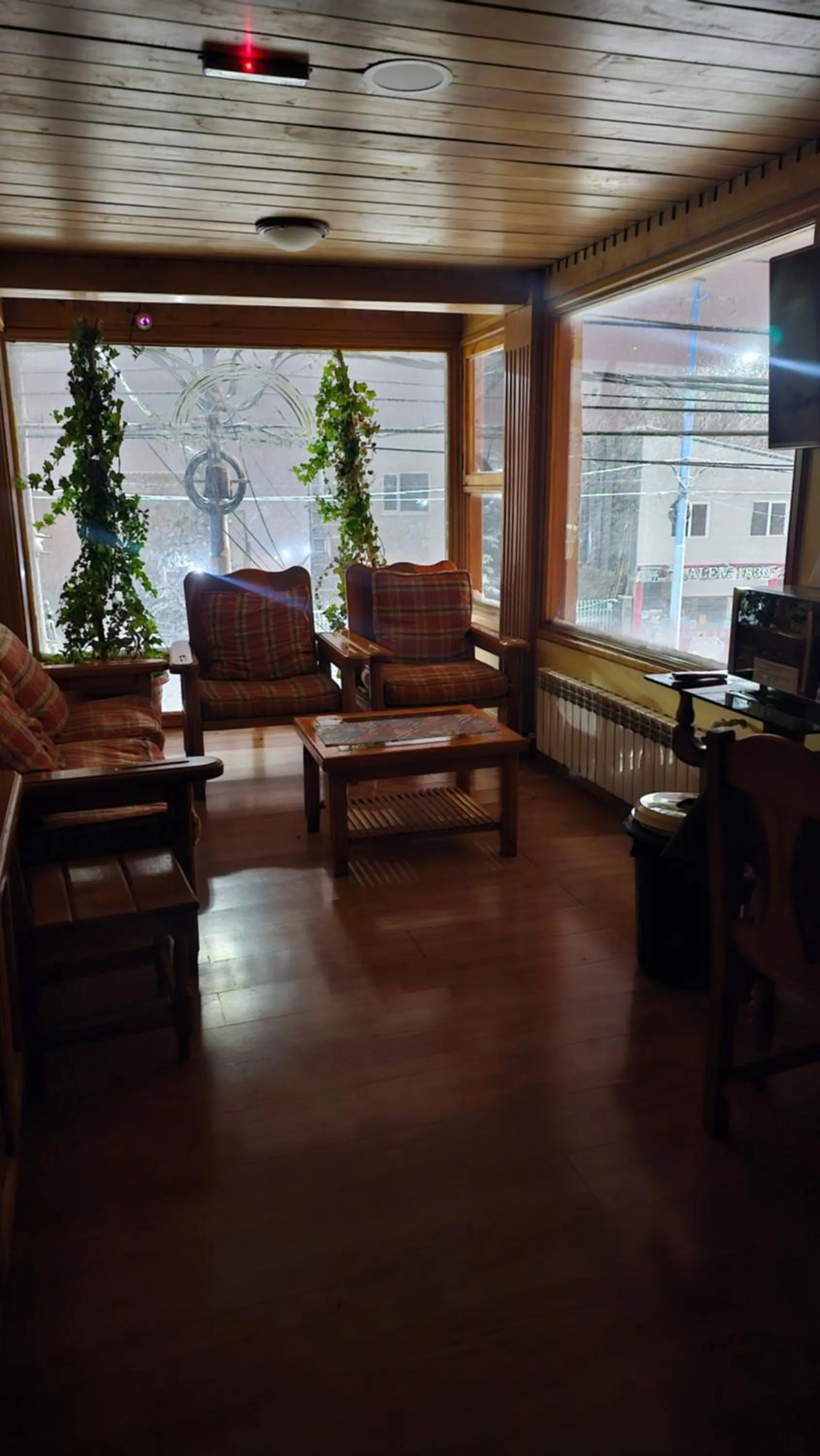 Communal lounge/ TV room in Hosteria Chalp