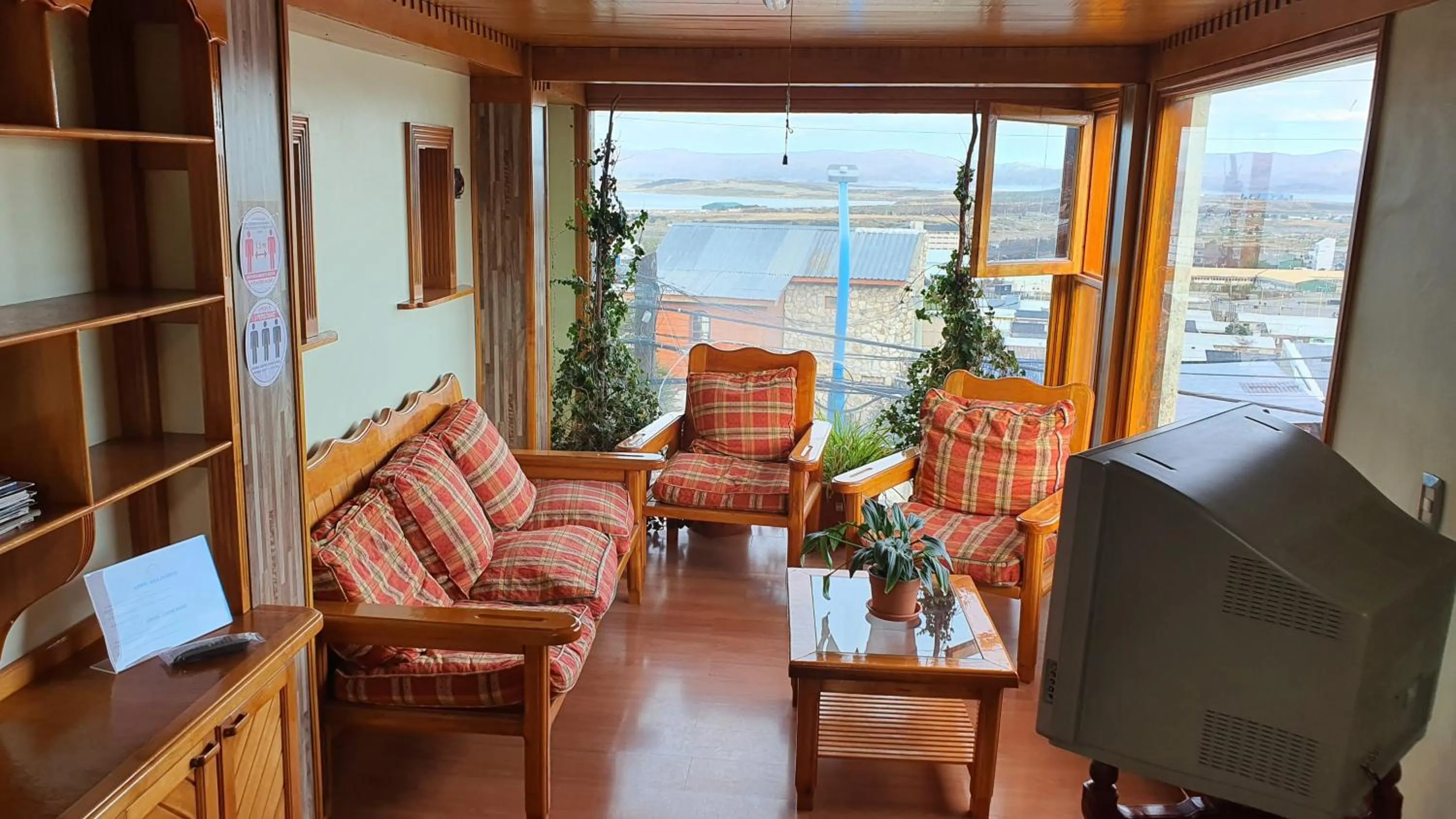 Communal lounge/ TV room in Hosteria Chalp