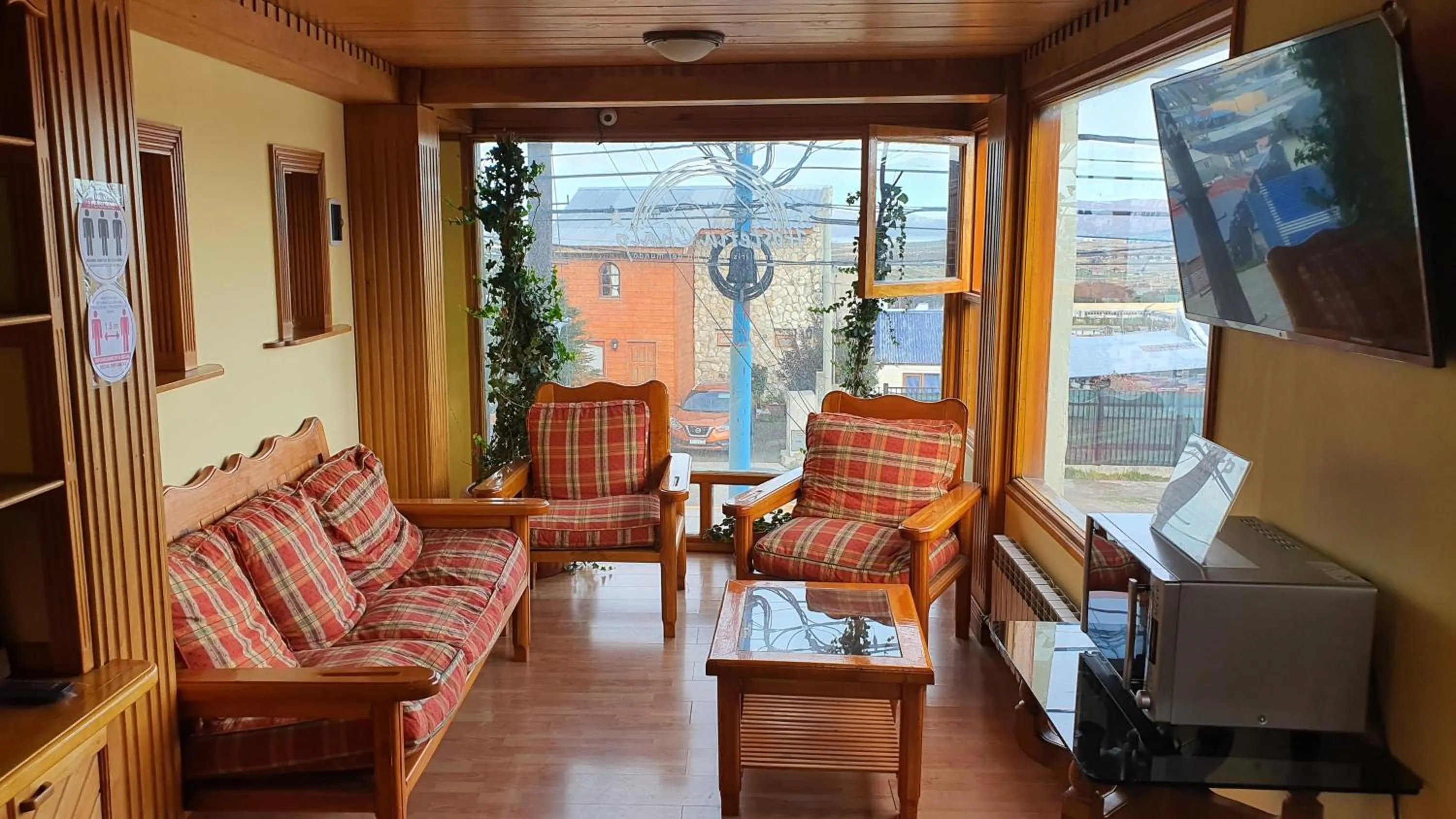 Communal lounge/ TV room in Hosteria Chalp