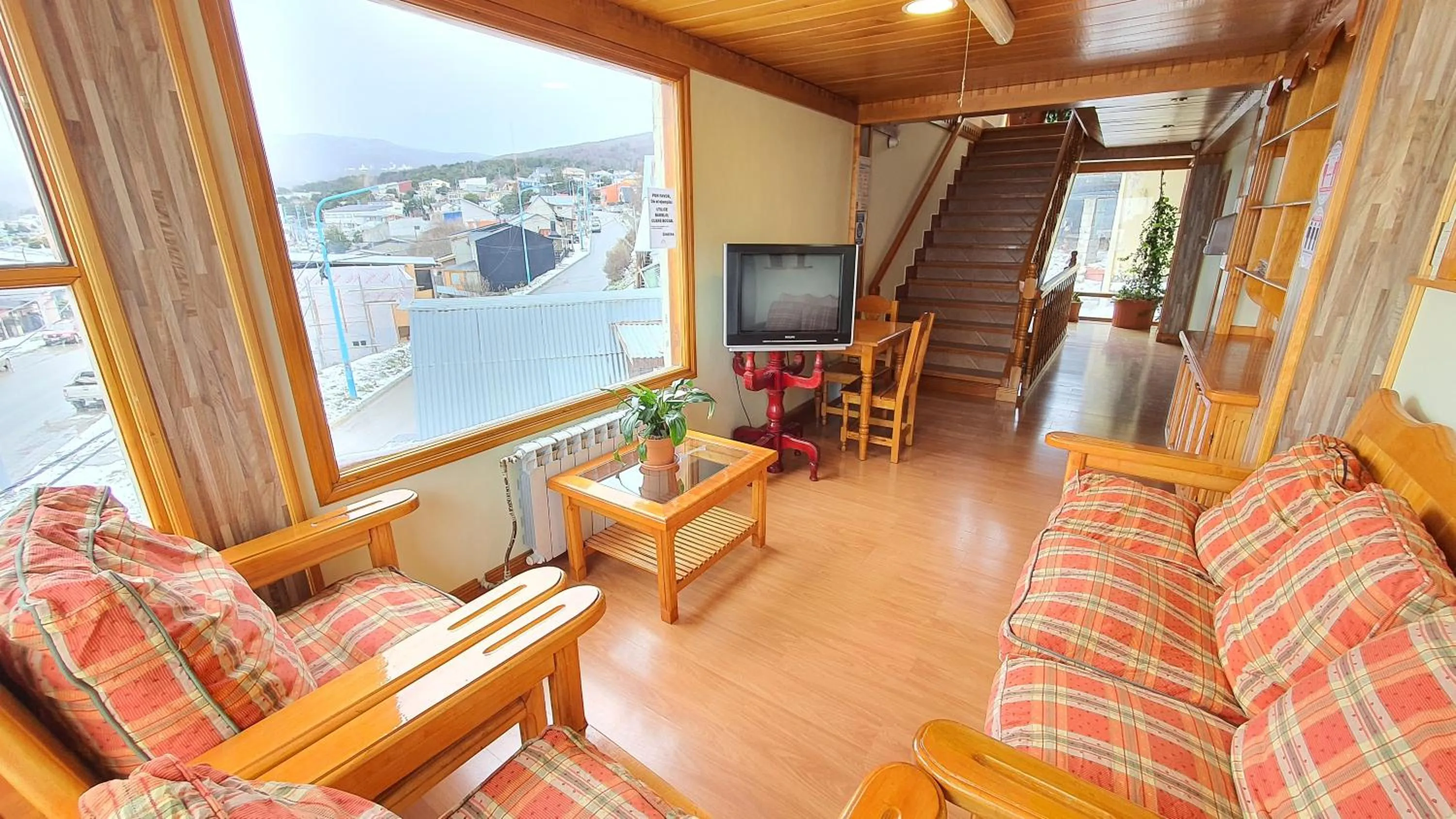 Communal lounge/ TV room in Hosteria Chalp