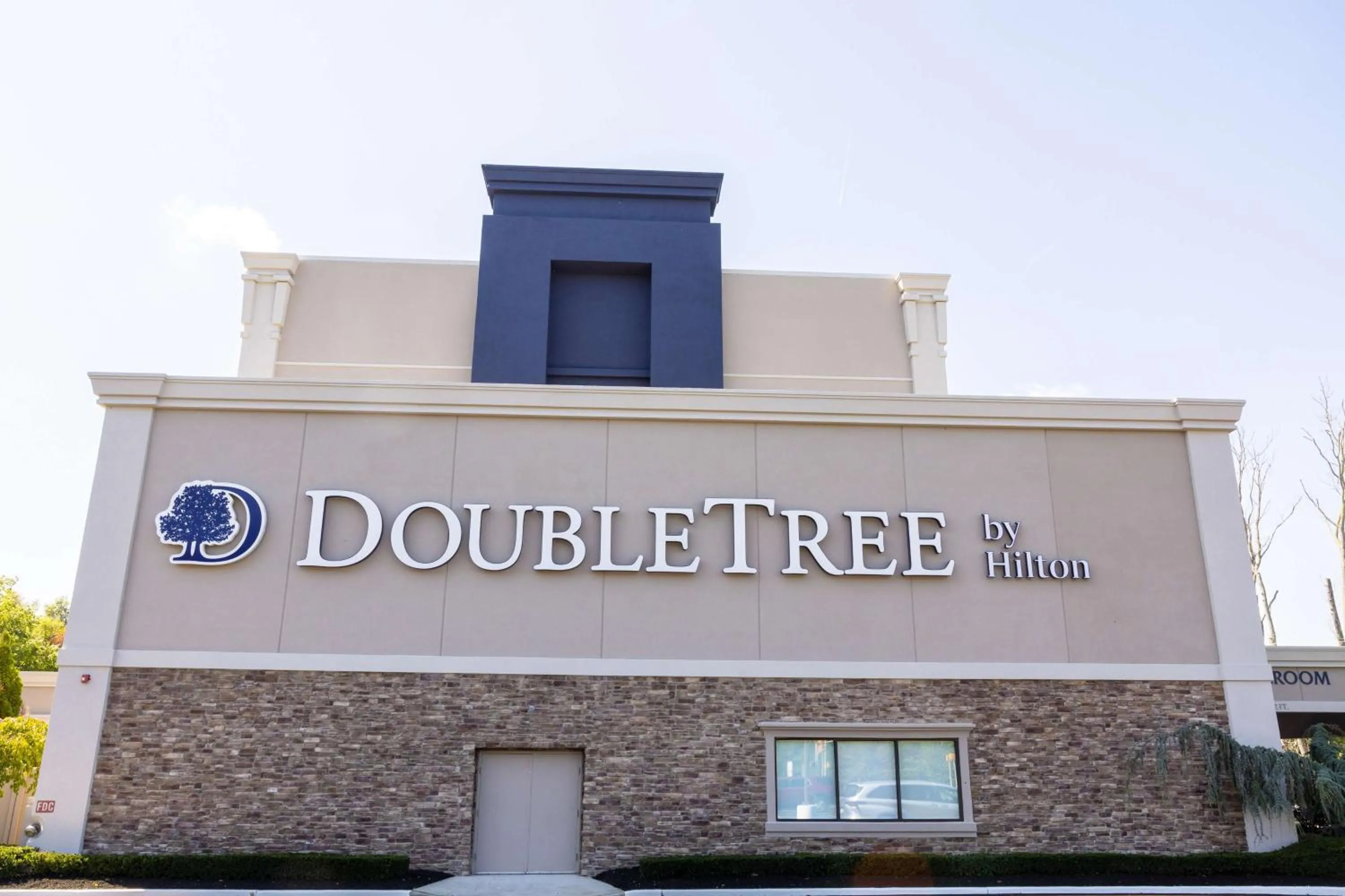 Property building in DoubleTree by Hilton Tinton Falls-Eatontown