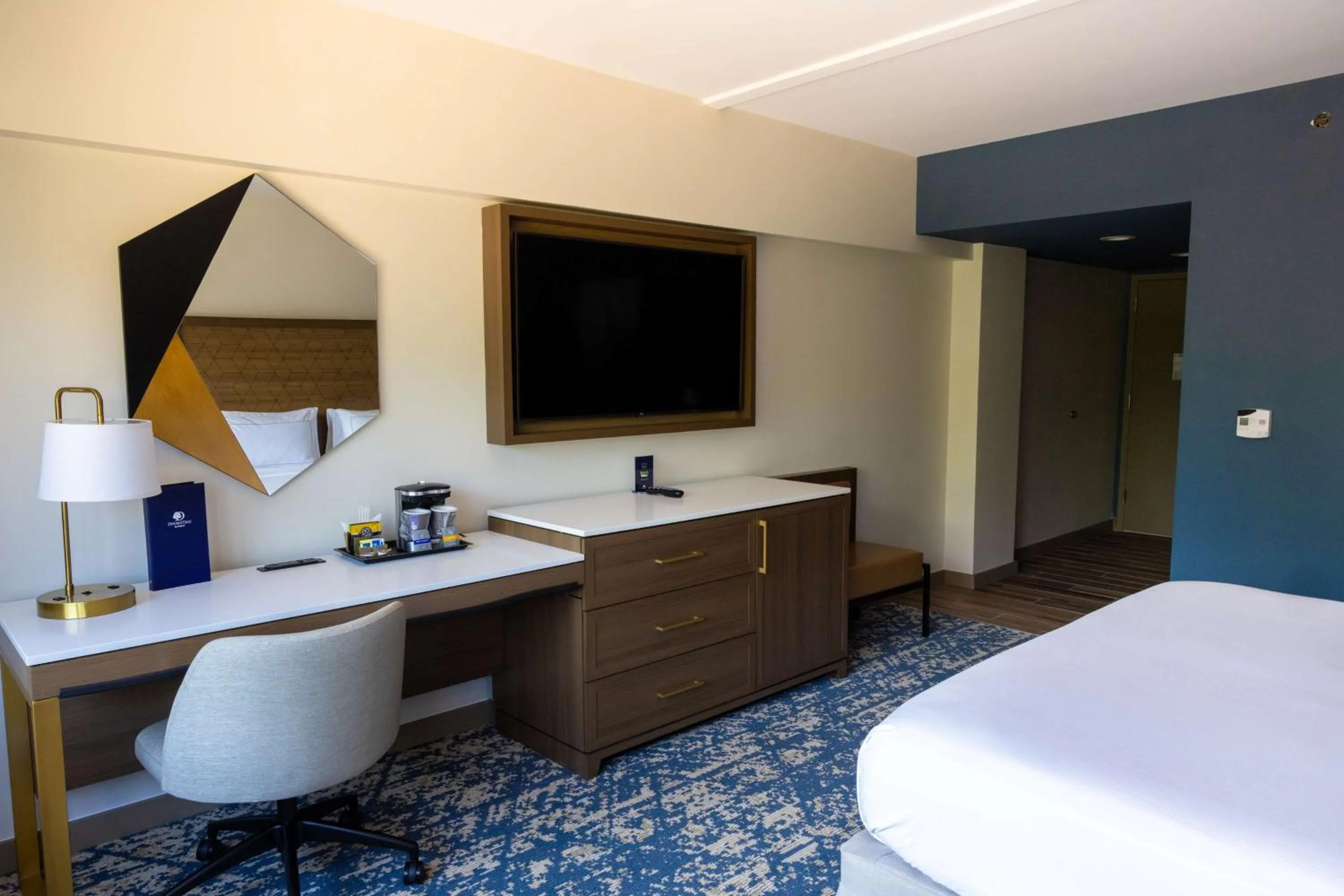 Bedroom, Bed in DoubleTree by Hilton Tinton Falls-Eatontown