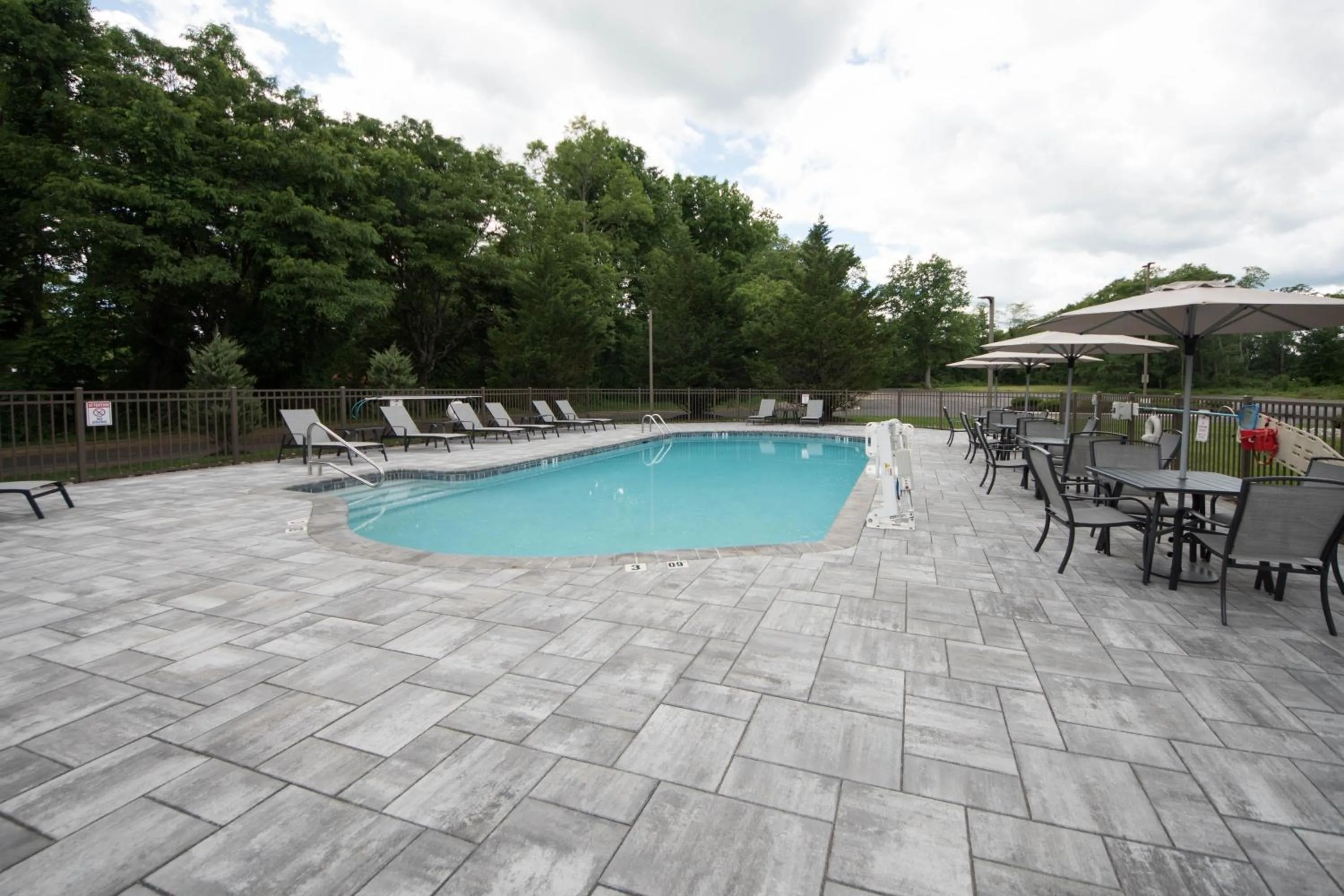 Swimming pool in DoubleTree by Hilton Tinton Falls-Eatontown