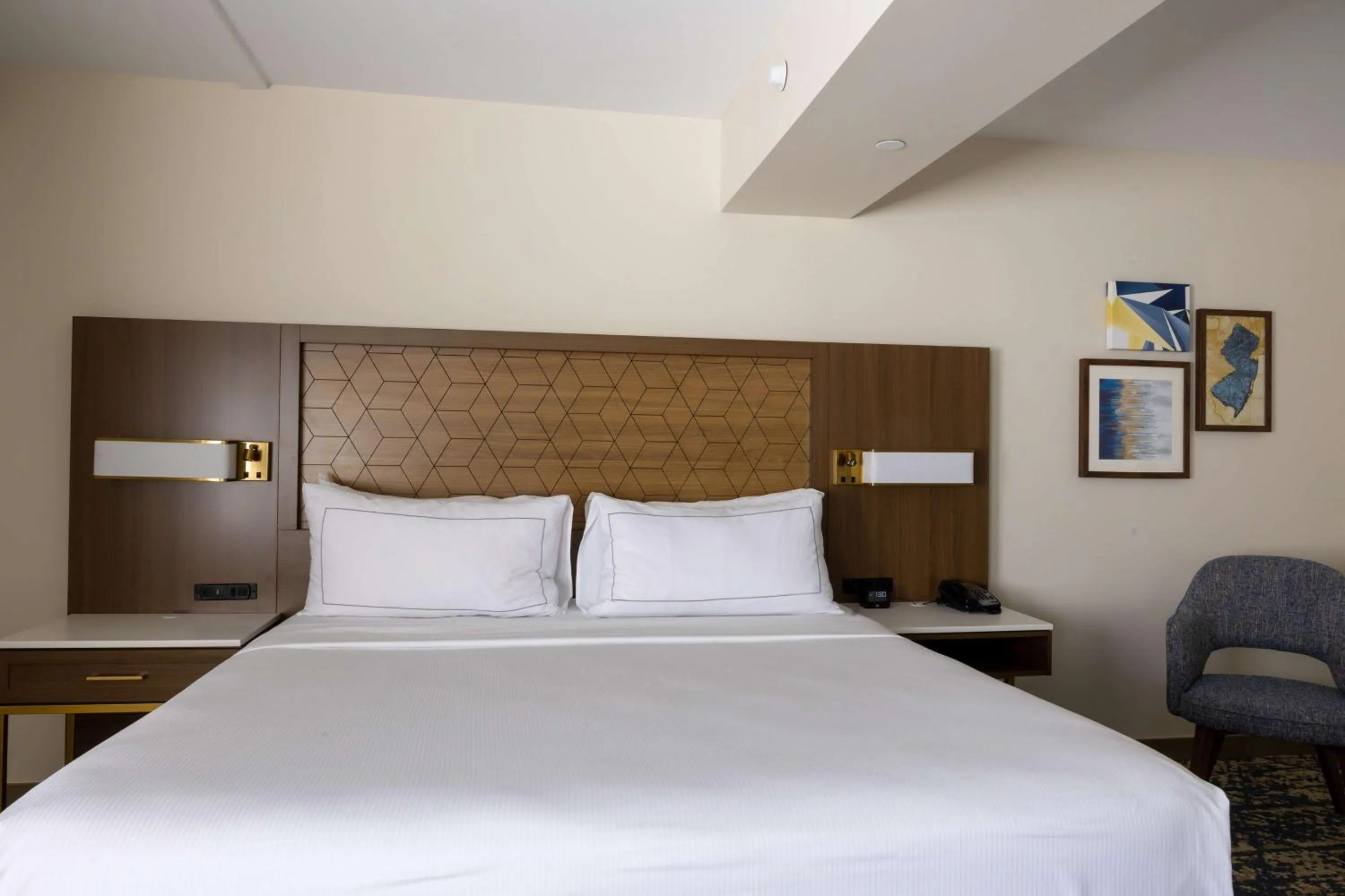 Bed in DoubleTree by Hilton Tinton Falls-Eatontown