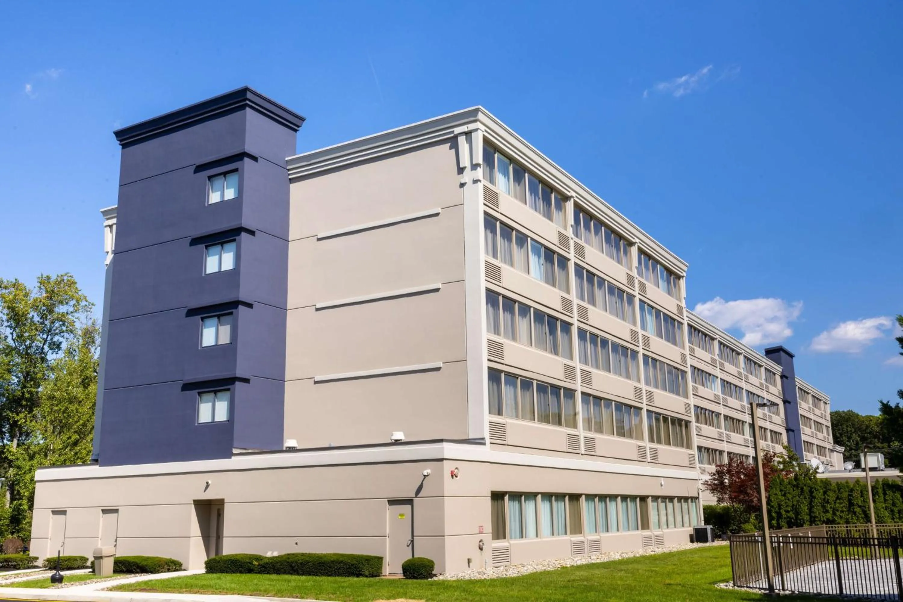 Property building in DoubleTree by Hilton Tinton Falls-Eatontown