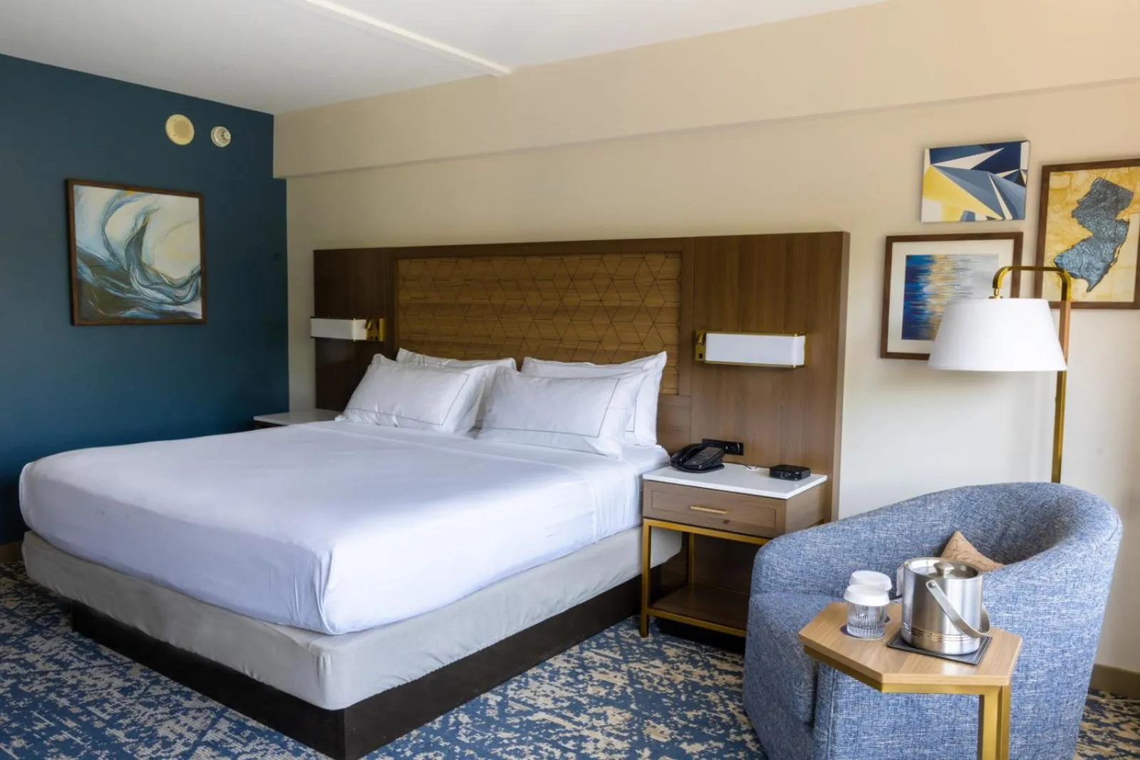 Bedroom, Bed in DoubleTree by Hilton Tinton Falls-Eatontown