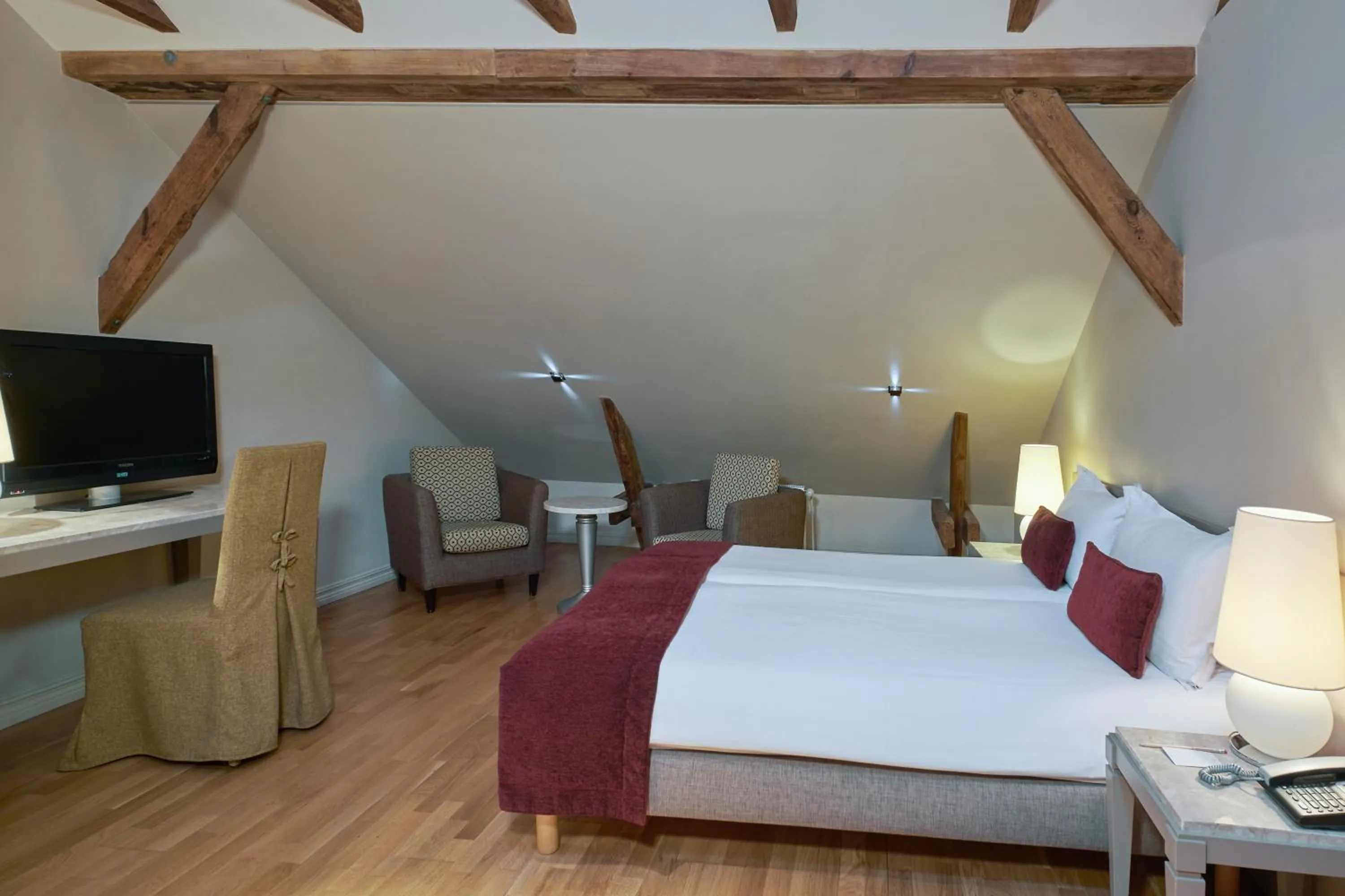 Photo of the whole room, Bed in Opera Hotel