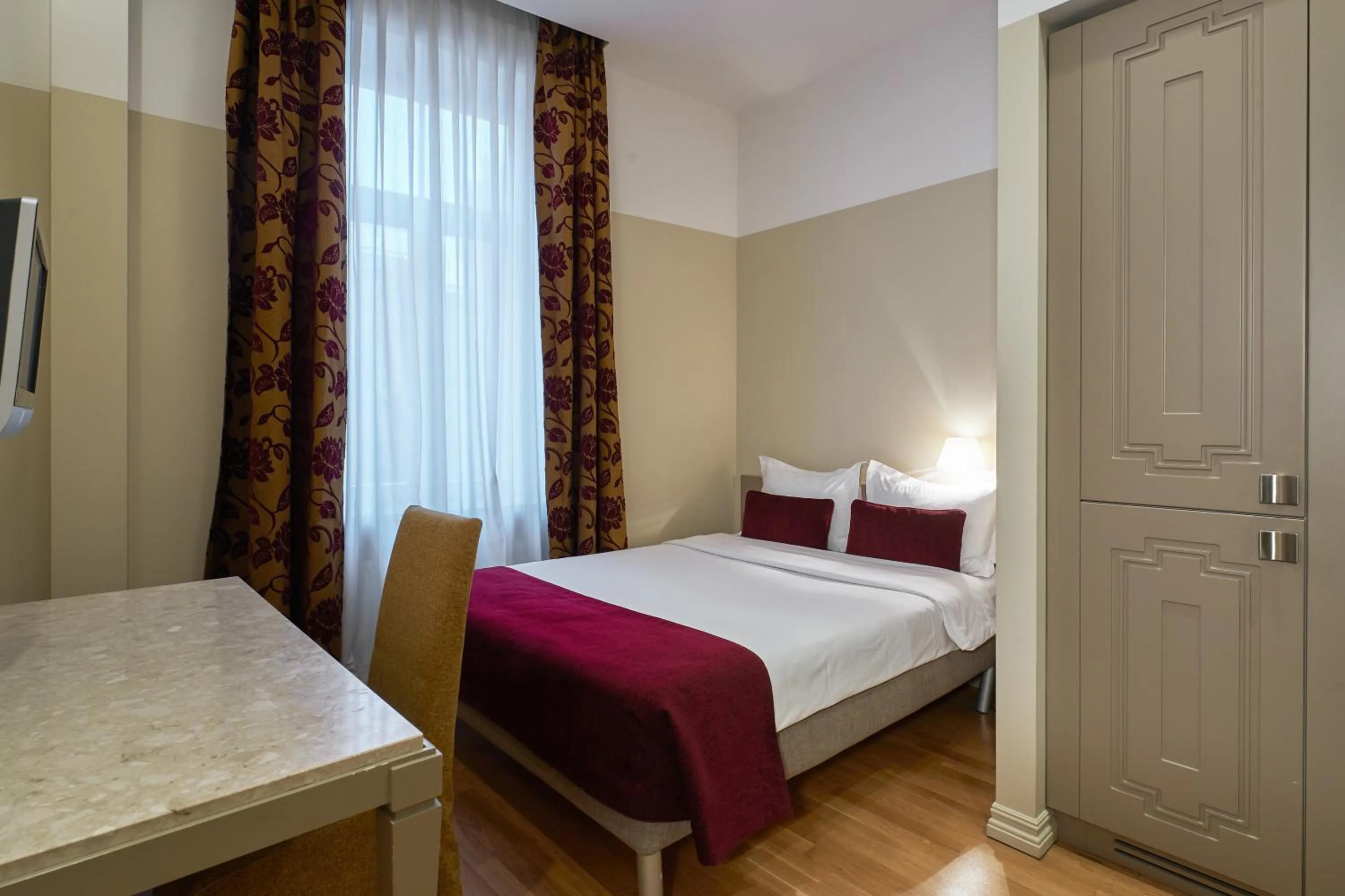 Photo of the whole room, Bed in Opera Hotel