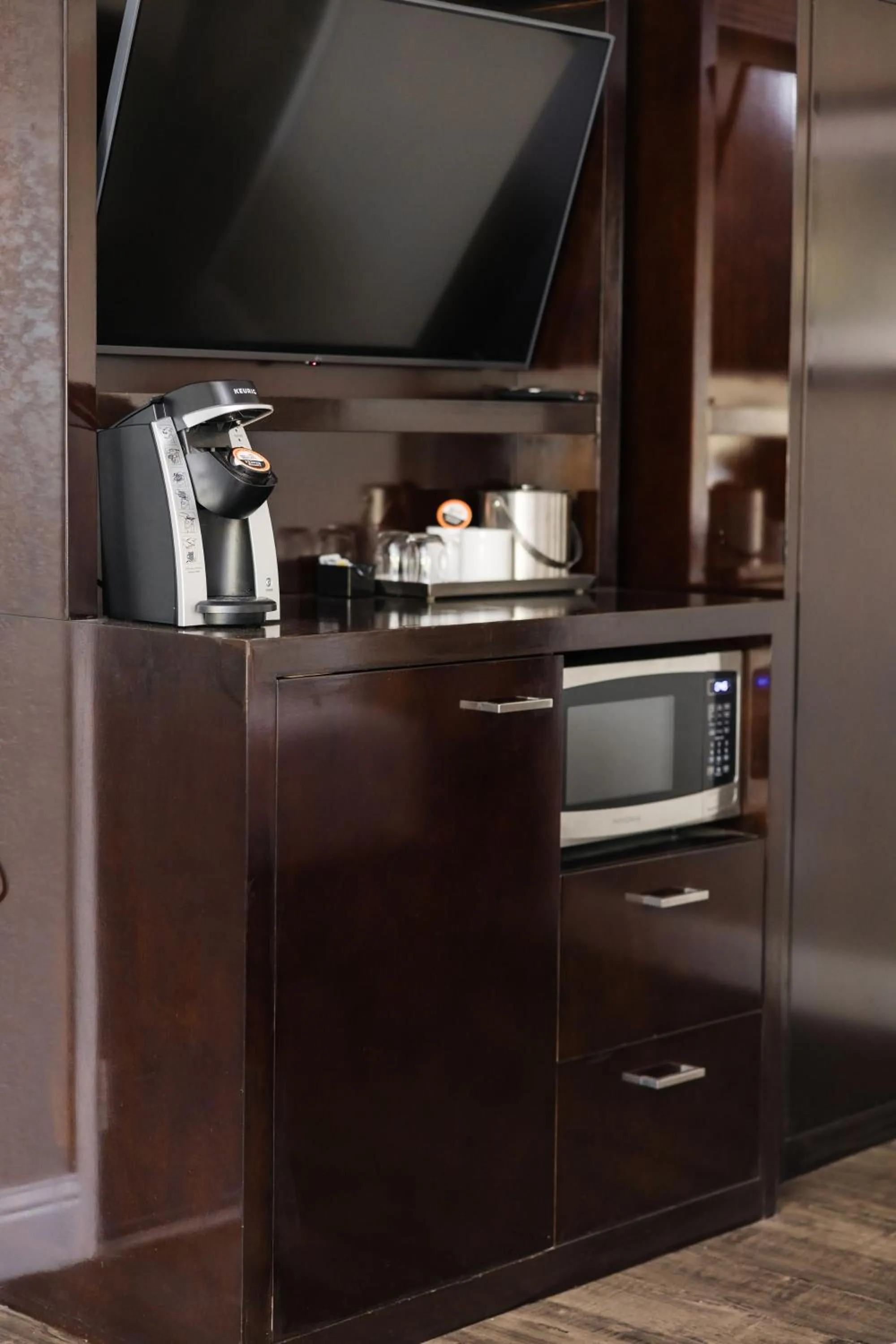 TV and multimedia in Inn at Highway 1