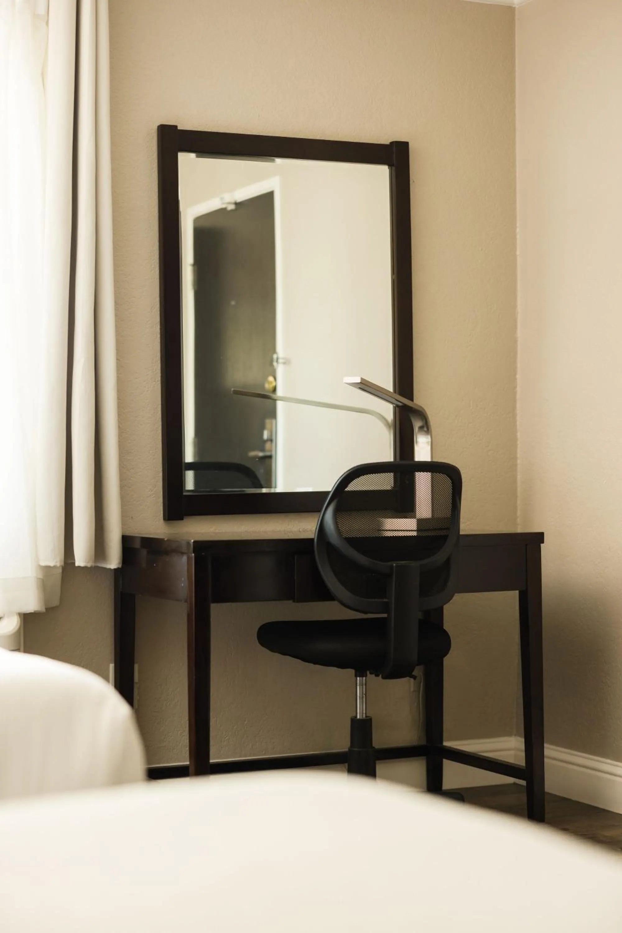 Seating area, Bed in Inn at Highway 1