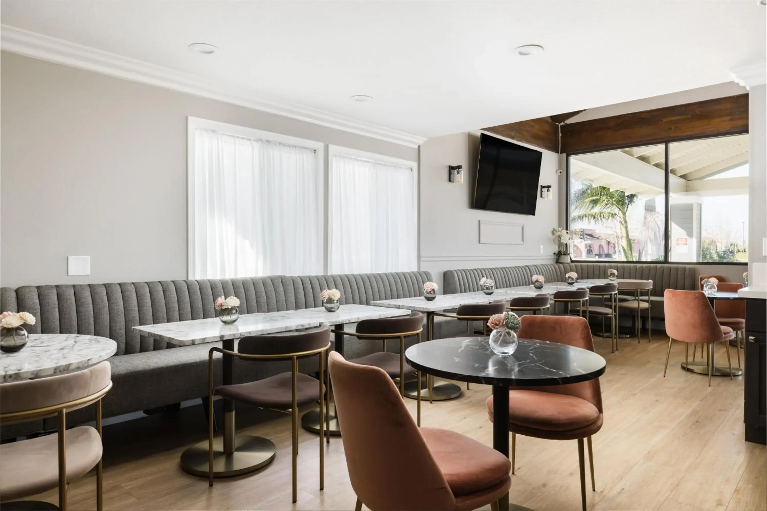 Lounge or bar in Inn at Highway 1 Lounge or bar in Inn at Highway 1