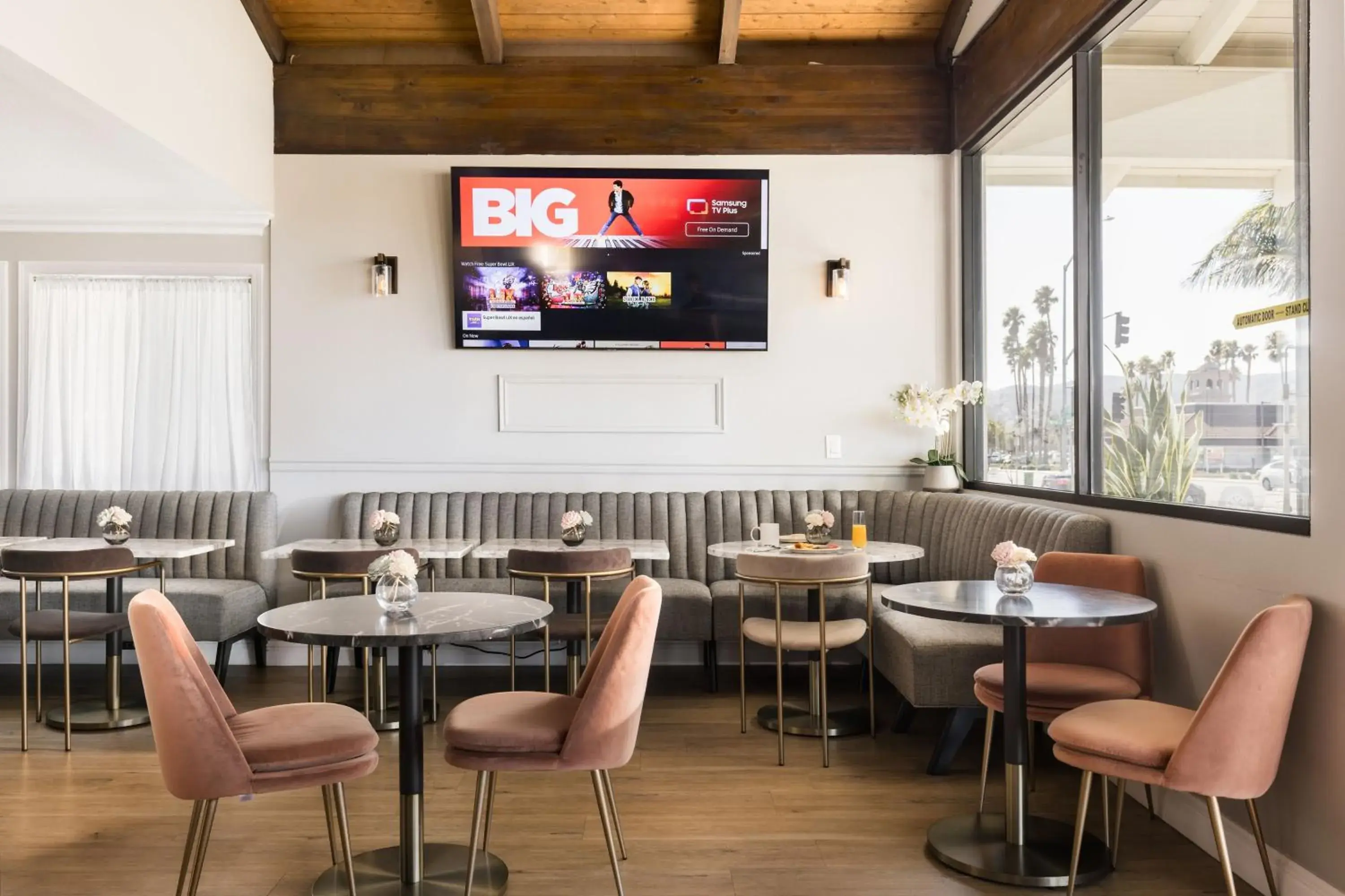 Lounge or bar in Inn at Highway 1 Lounge or bar in Inn at Highway 1