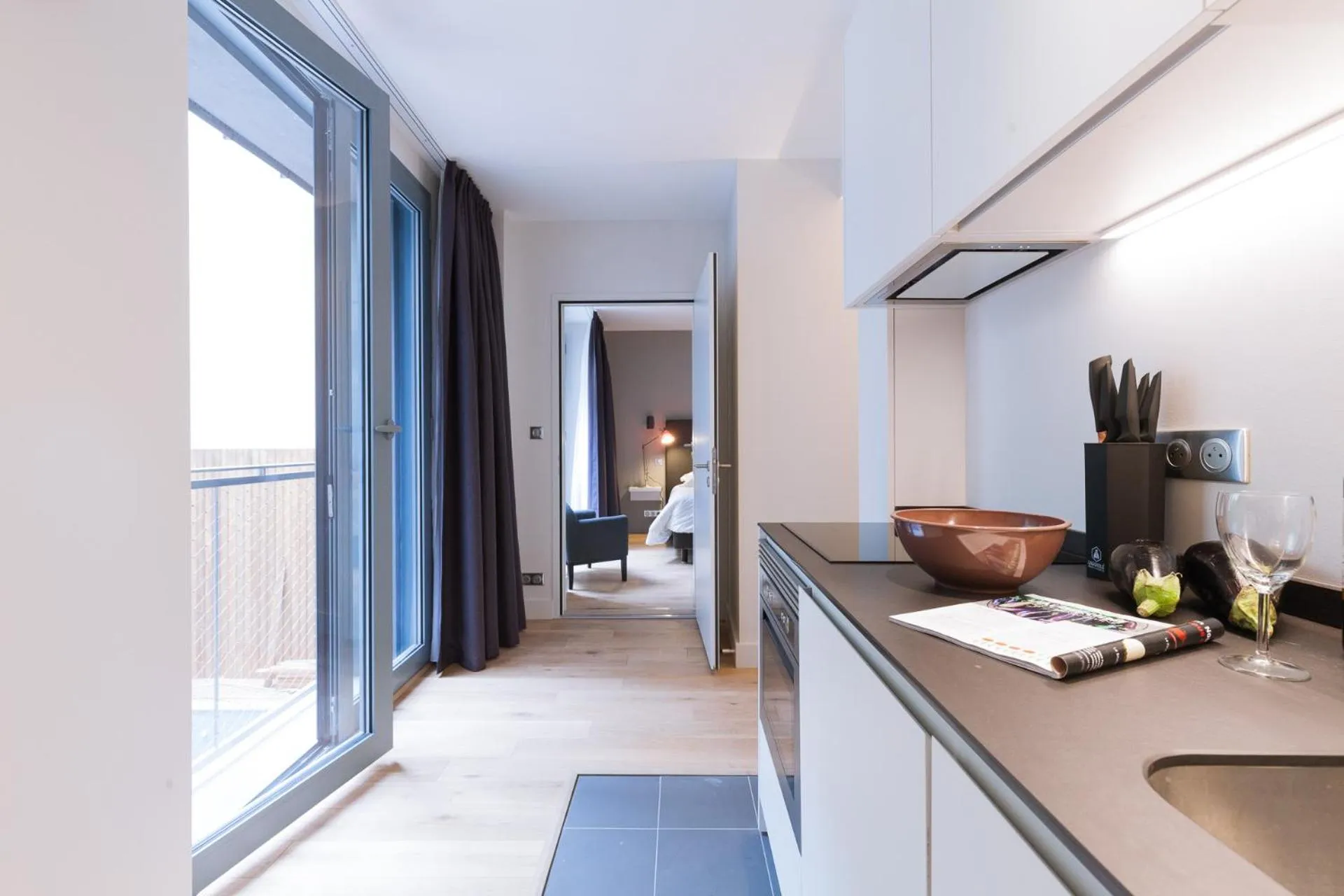 Kitchen or kitchenette in T2 bis luxe hyper centre piscine