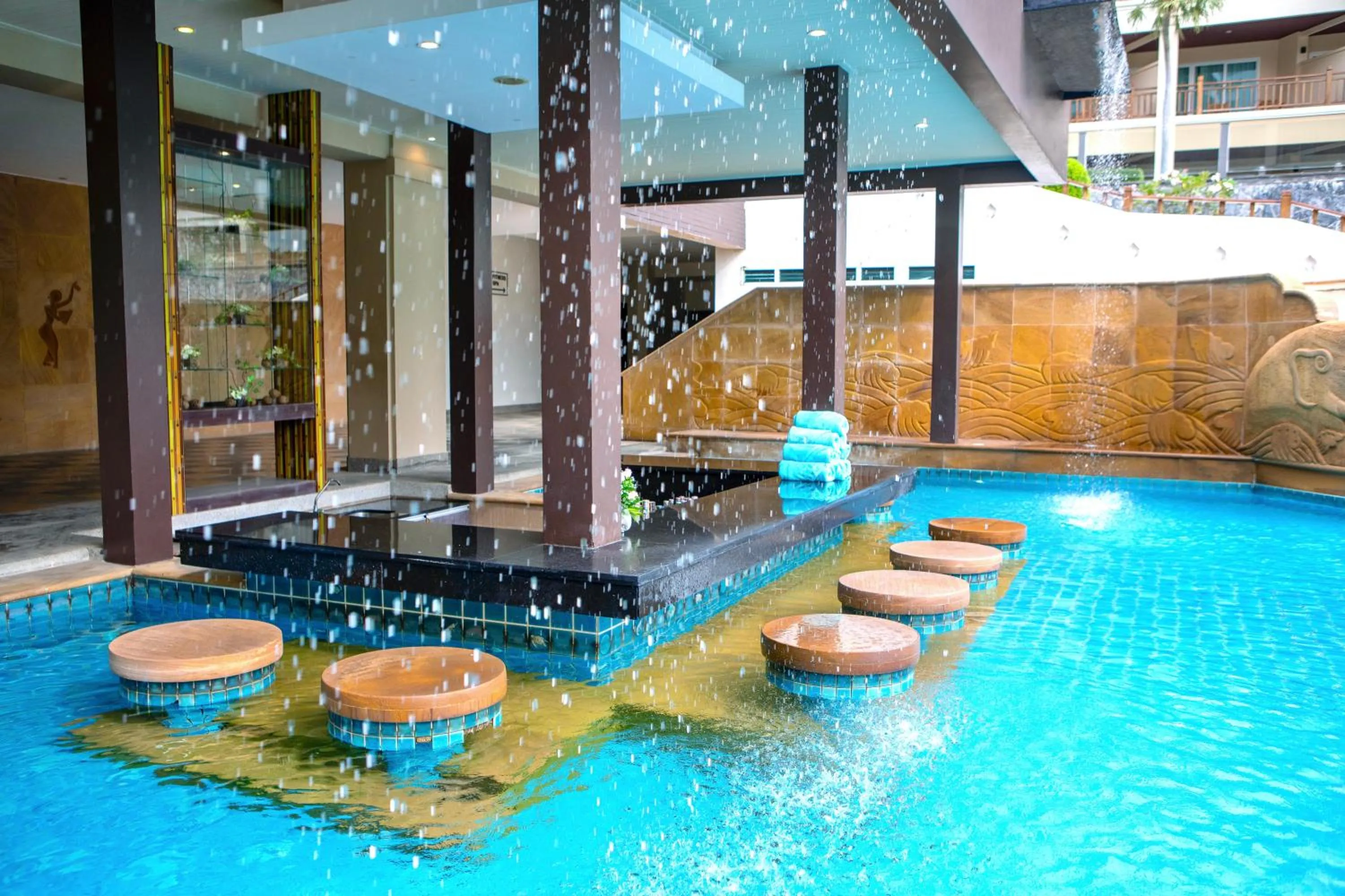 Lounge or bar in The Heritage Pattaya Beachfront Resort