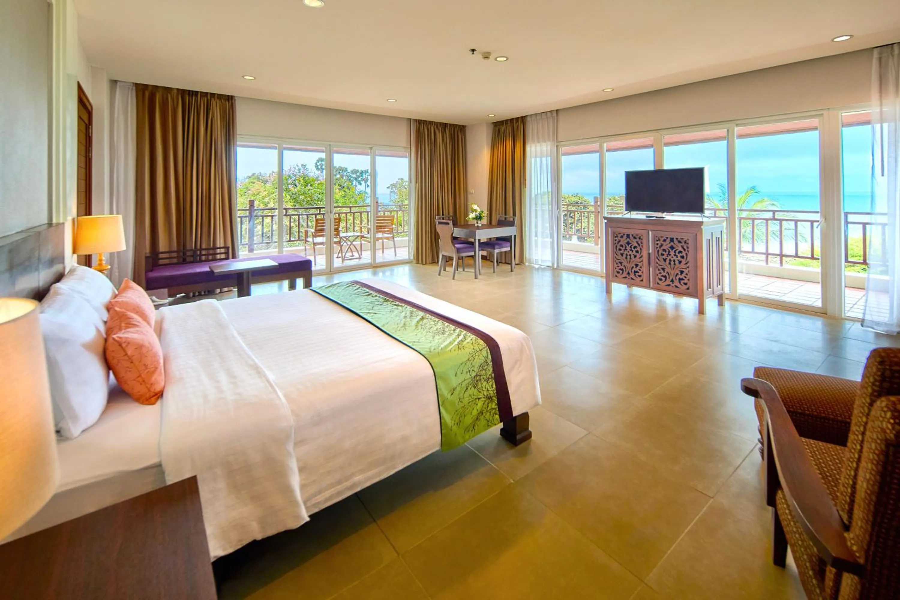 TV and multimedia, Bed in The Heritage Pattaya Beachfront Resort