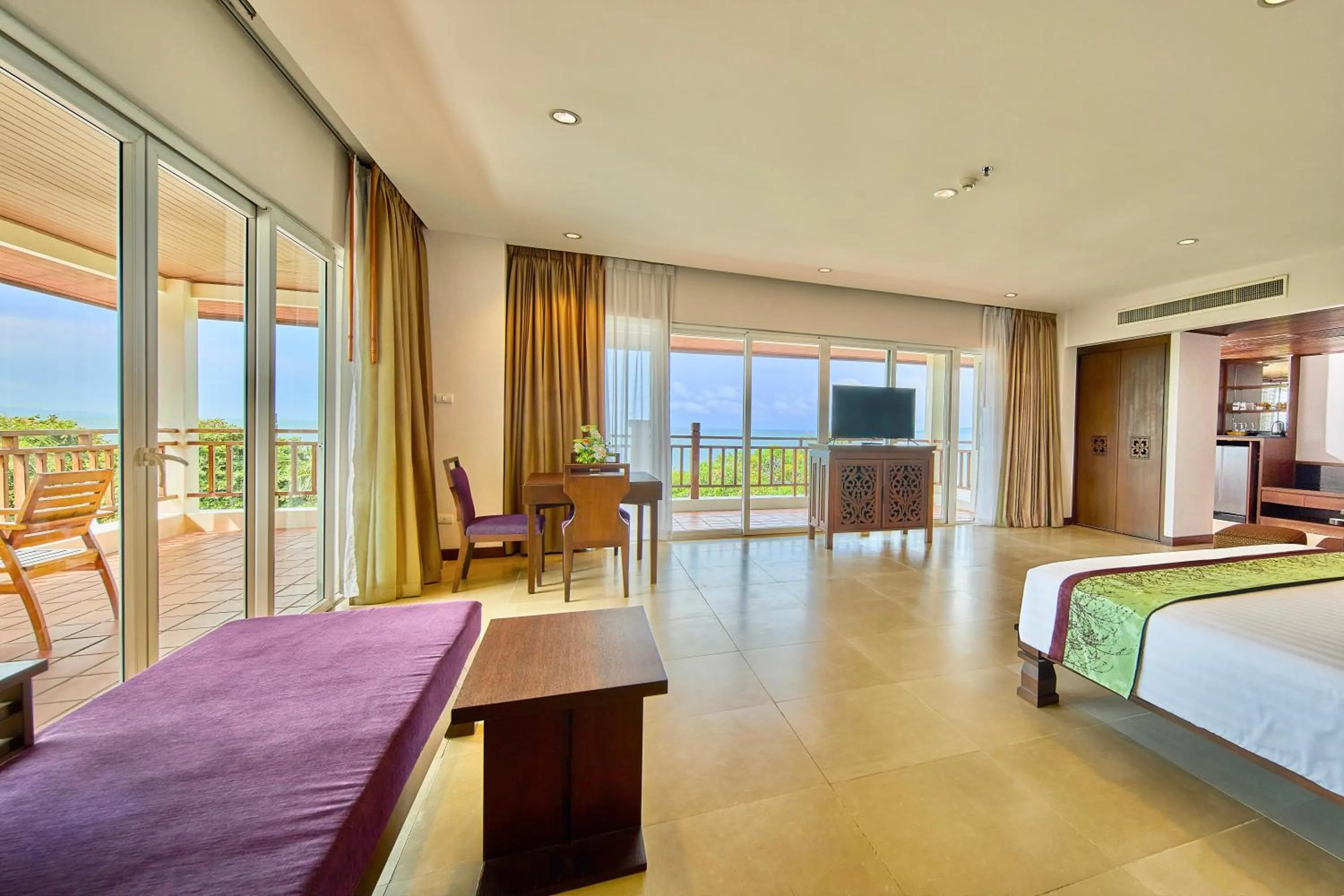 Photo of the whole room, Bed in The Heritage Pattaya Beachfront Resort