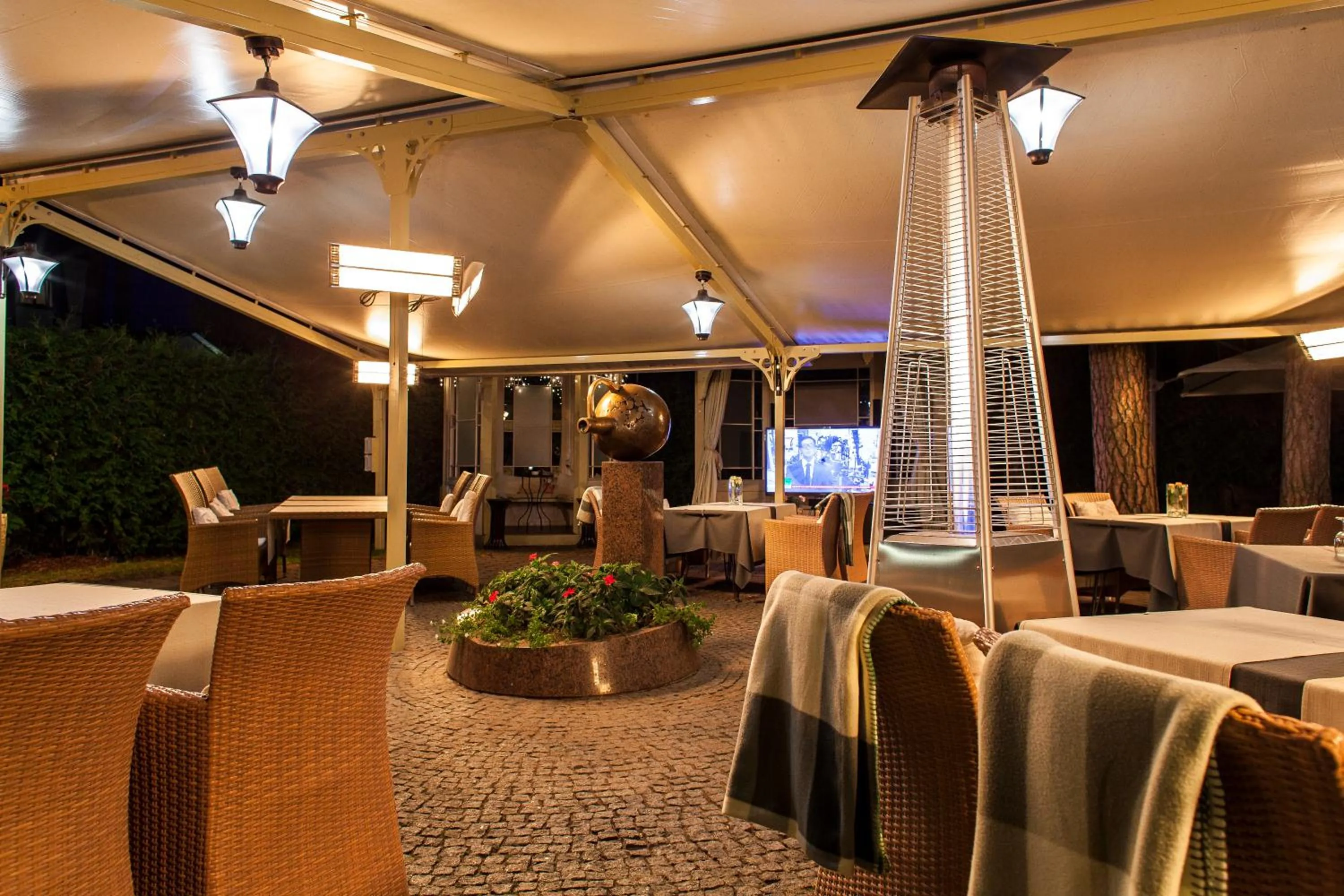 Restaurant/places to eat in TB Palace Hotel & SPA